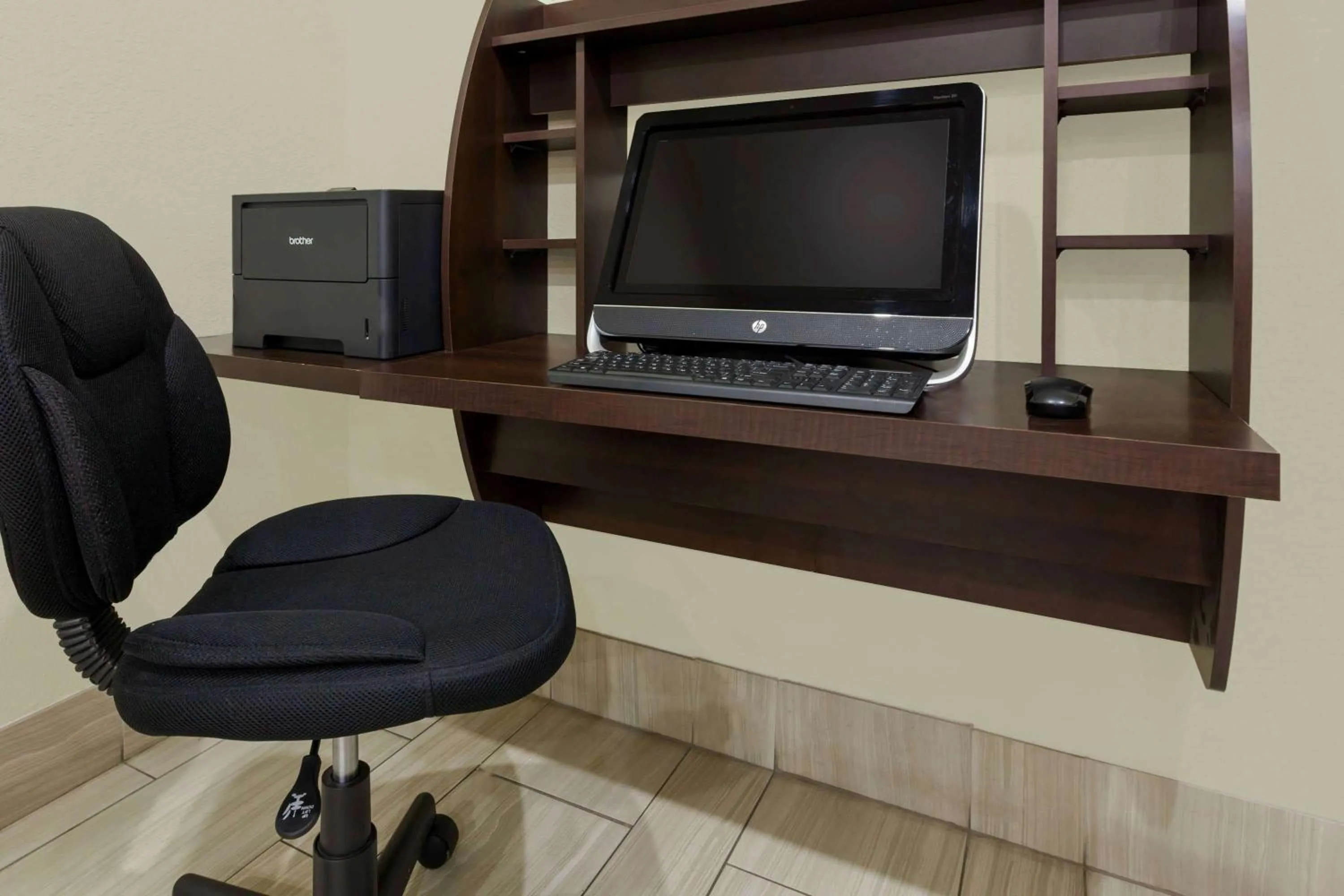 On site in Howard Johnson by Wyndham Arlington Ballpark / Six Flags