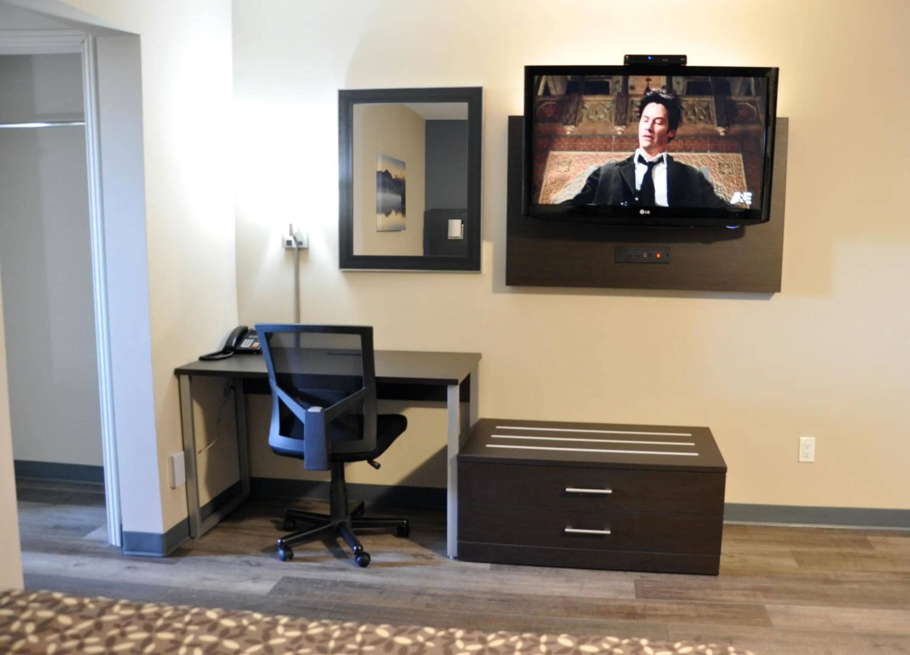 TV and multimedia in Moonlight Inn and Suites Sudbury