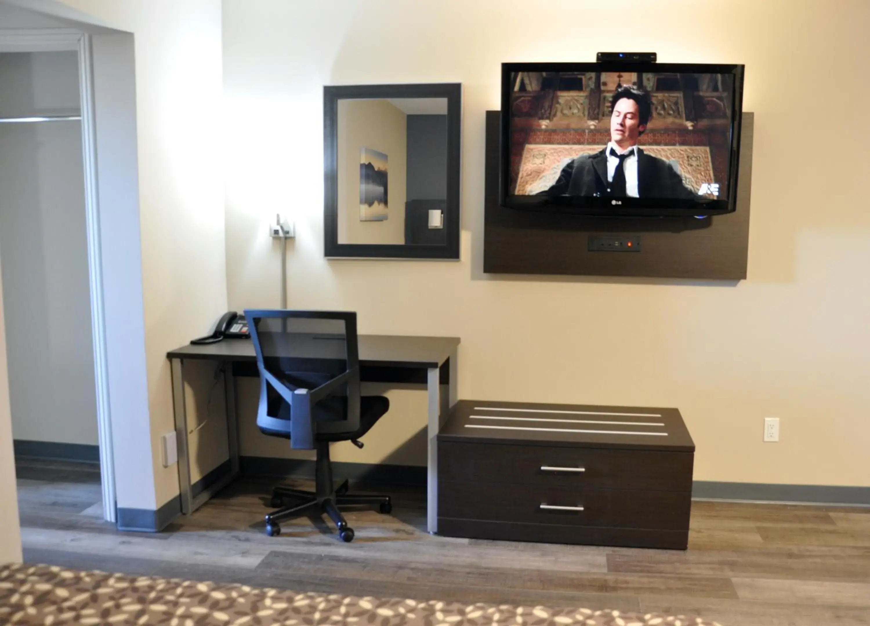 TV and multimedia, TV/Entertainment Center in Moonlight Inn & Suites