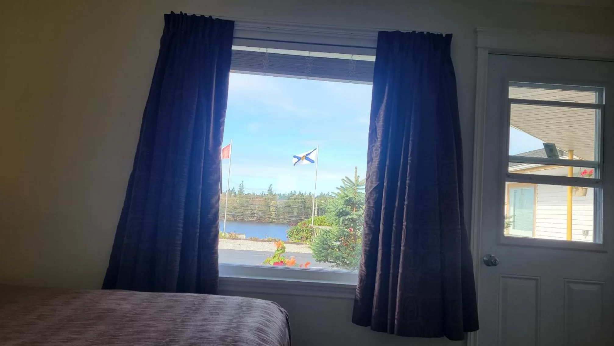 Garden view, Bed in Novastar Motel On The Lake