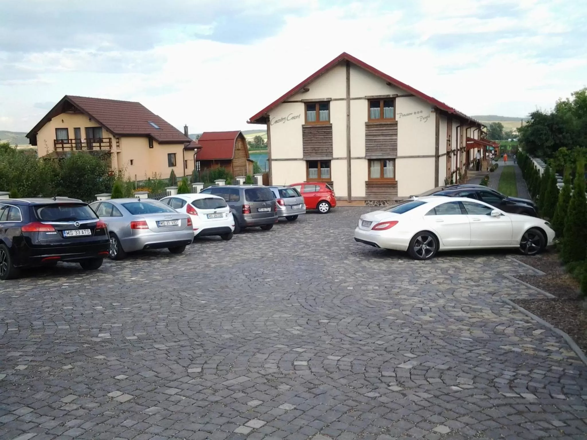 Facade/entrance in Country Court