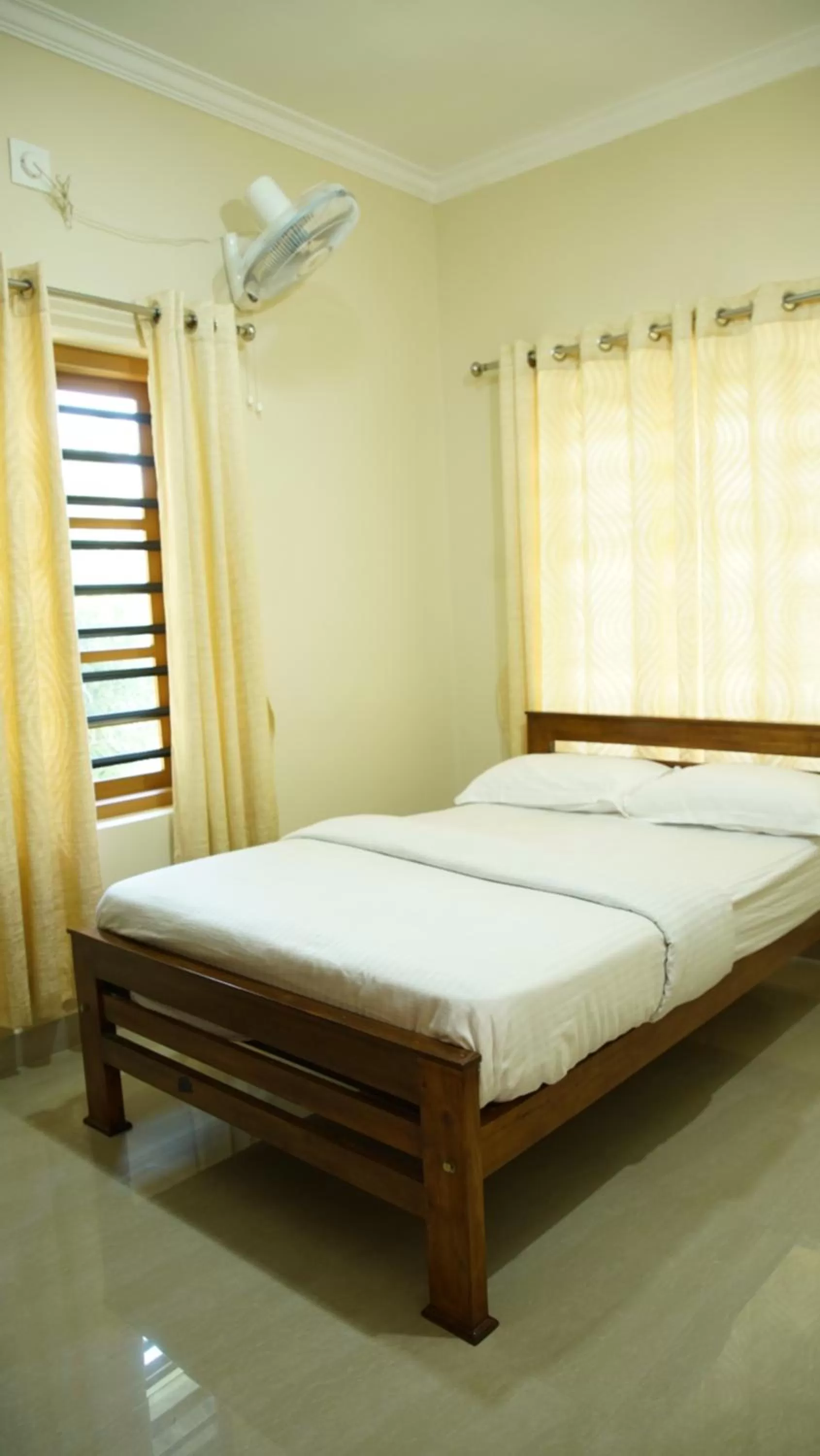 Bedroom, Bed in Woodrose Resort