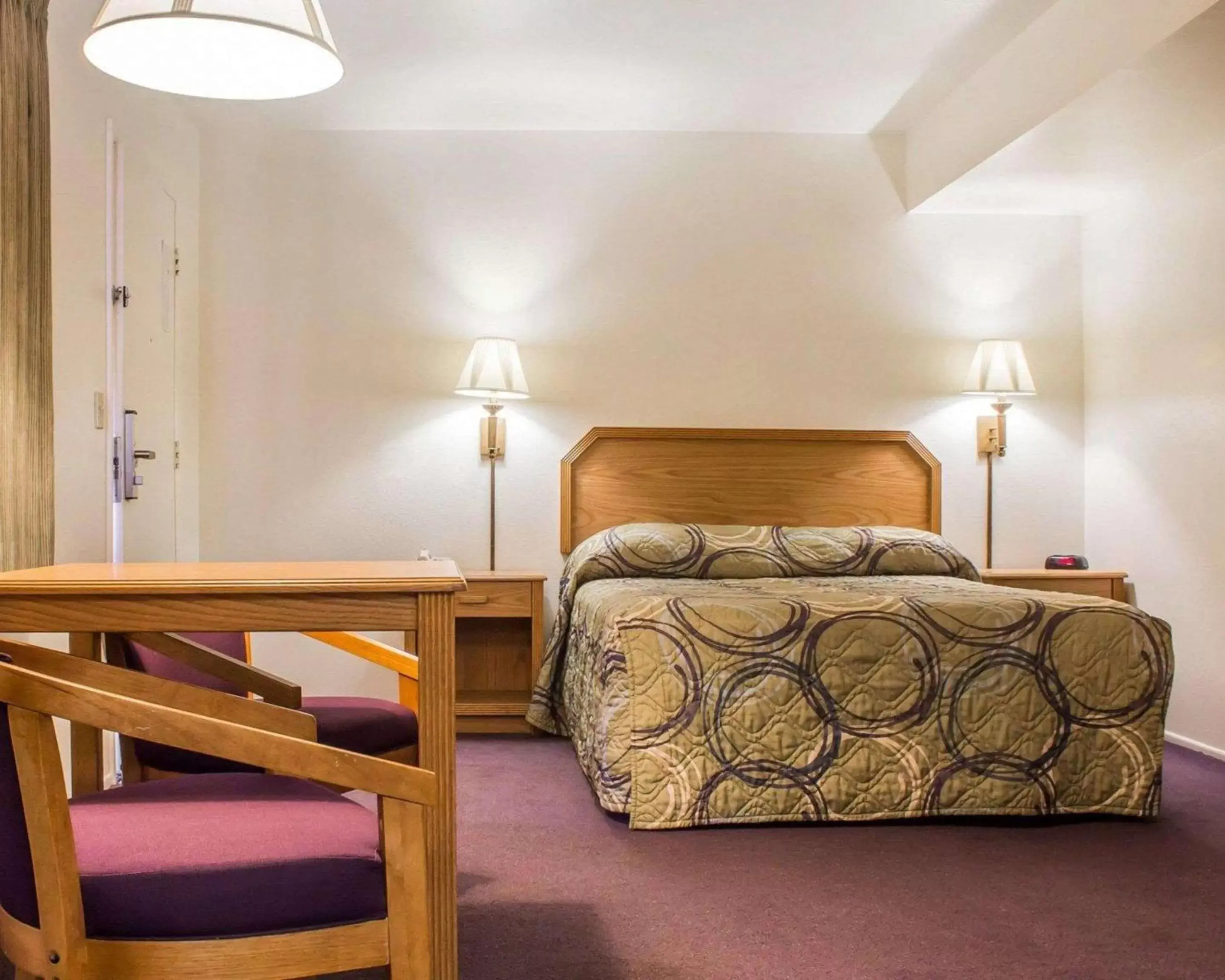 Photo of the whole room, Bed in Rodeway Inn Silver Creek Inn