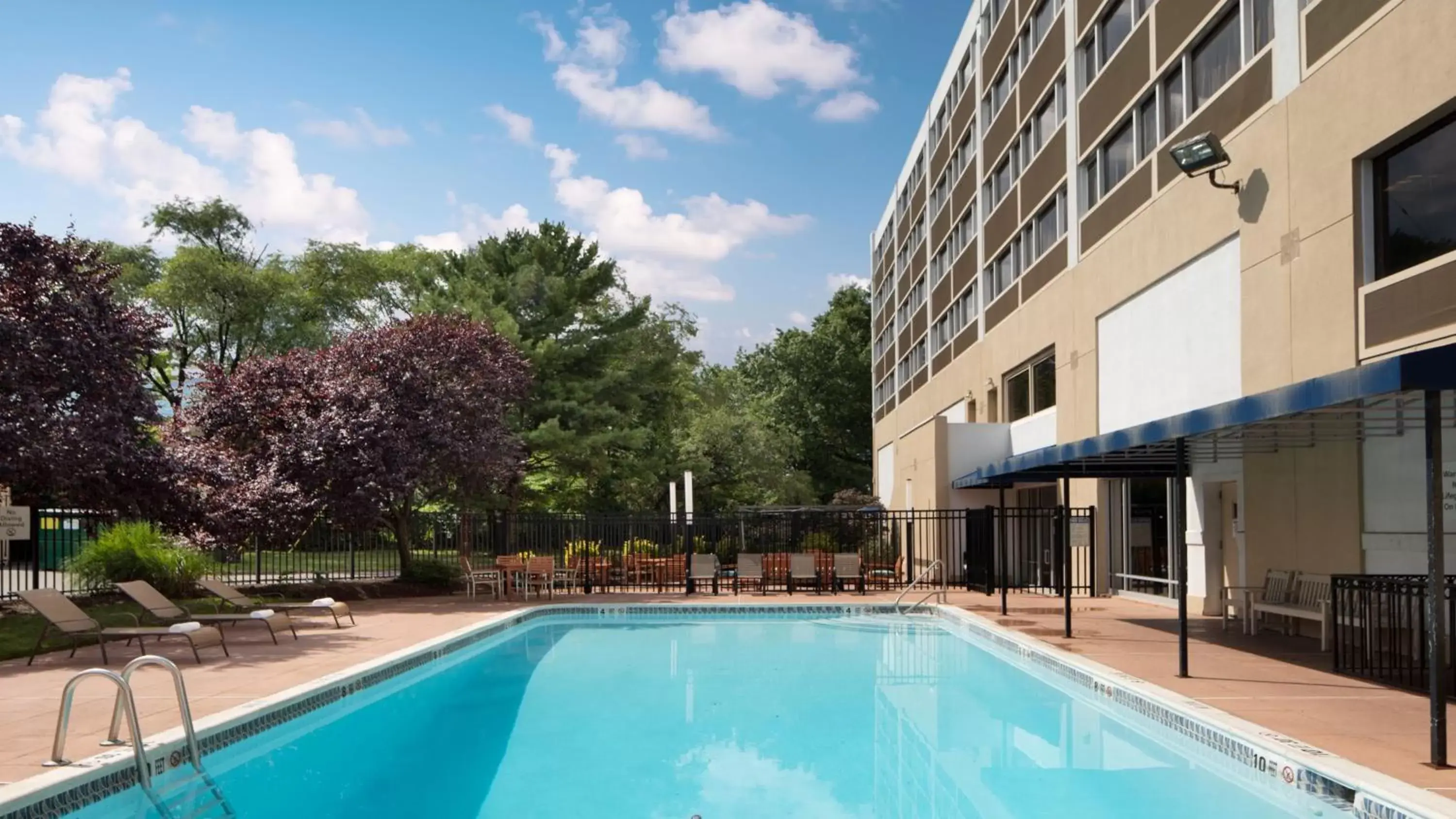 Swimming pool in Holiday Inn Clark - Newark by IHG Swimming pool in Holiday Inn Clark - Newark by IHG