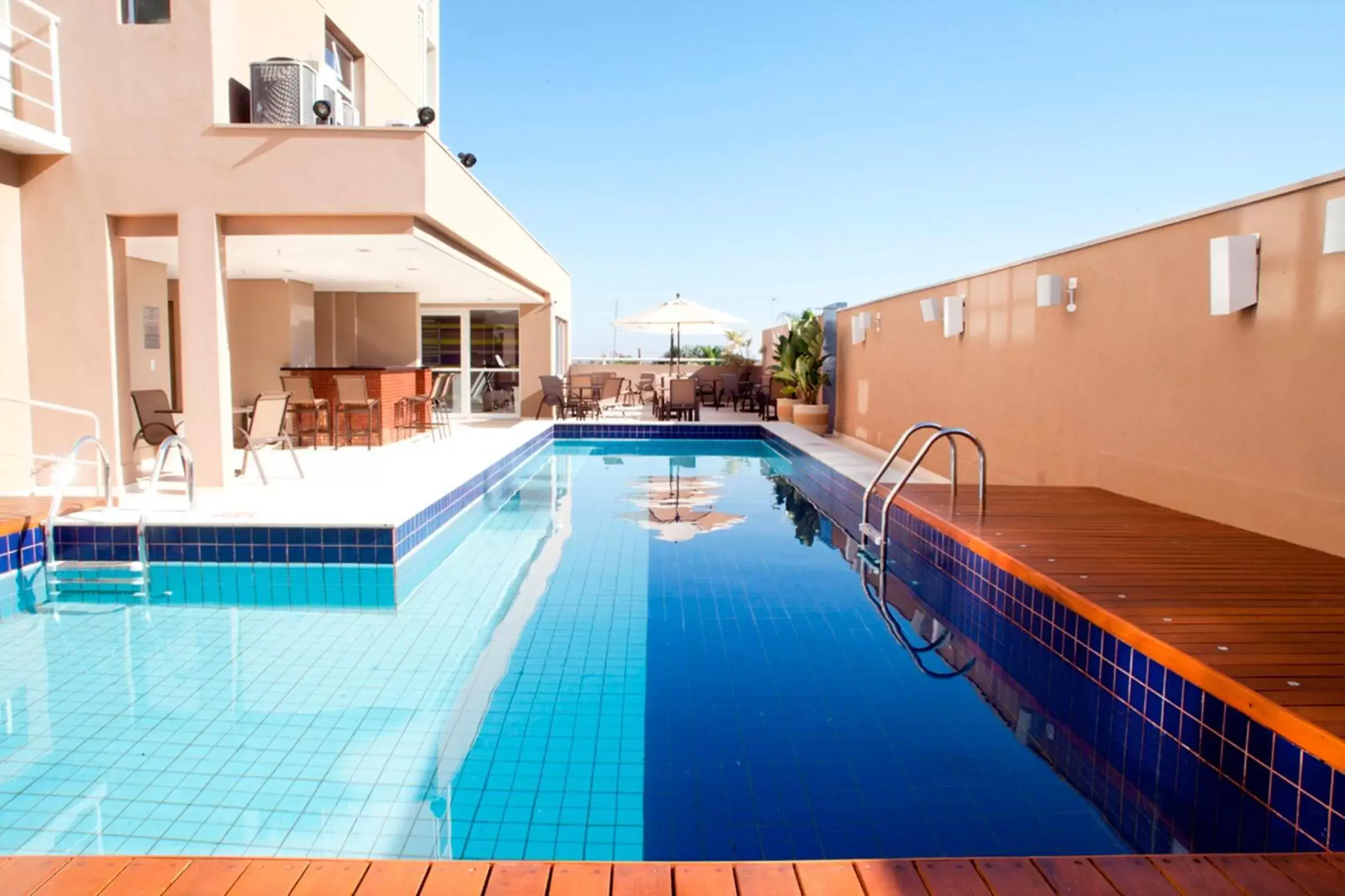 Swimming pool in Comfort Hotel Sertãozinho Swimming pool in Comfort Hotel Sertãozinho