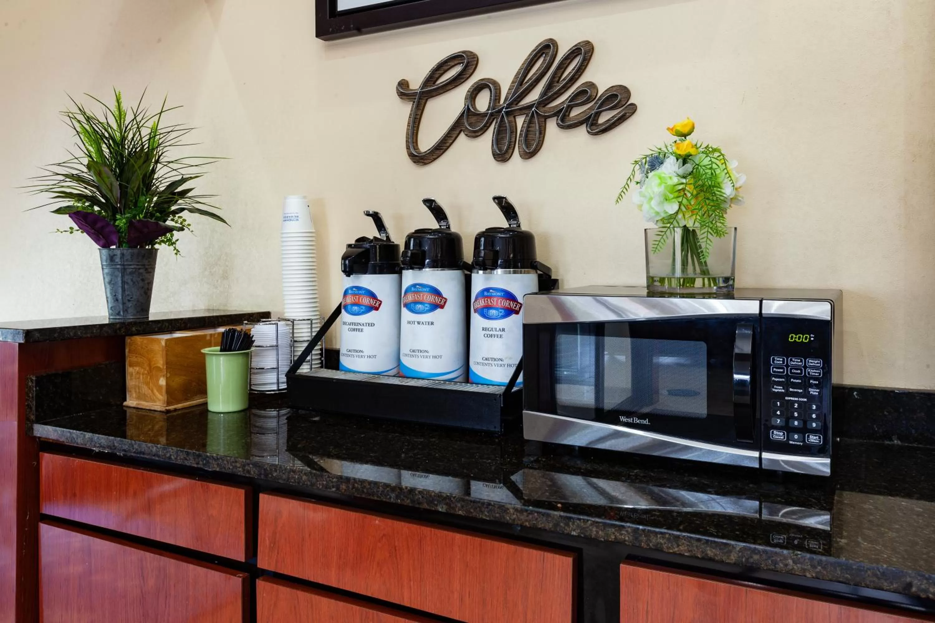 Coffee/tea facilities in Baymont by Wyndham Perrysburg-Toledo