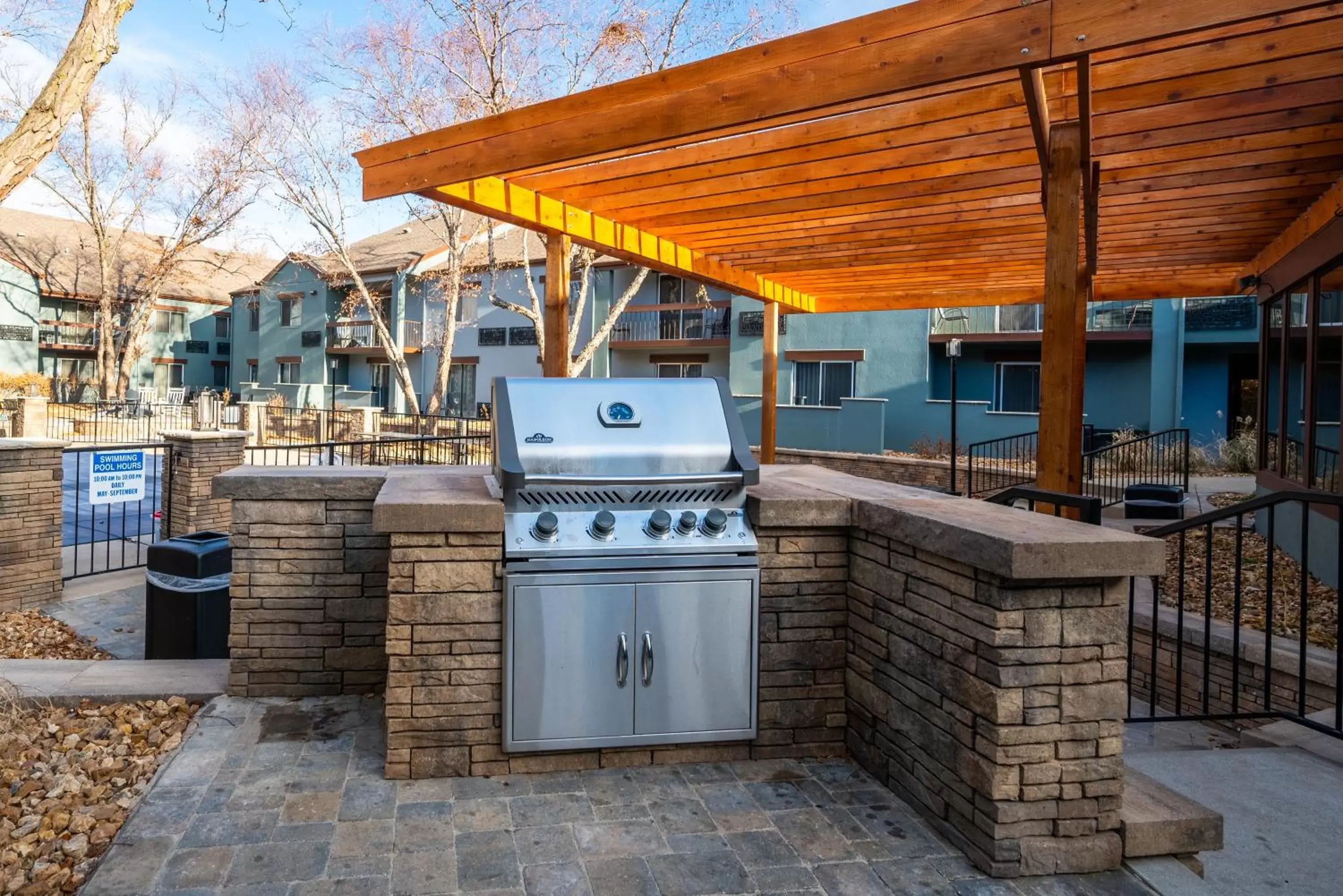 Inner courtyard view, BBQ Facilities in Endeavor Inn & Suites, Trademark Collection by Wyndham