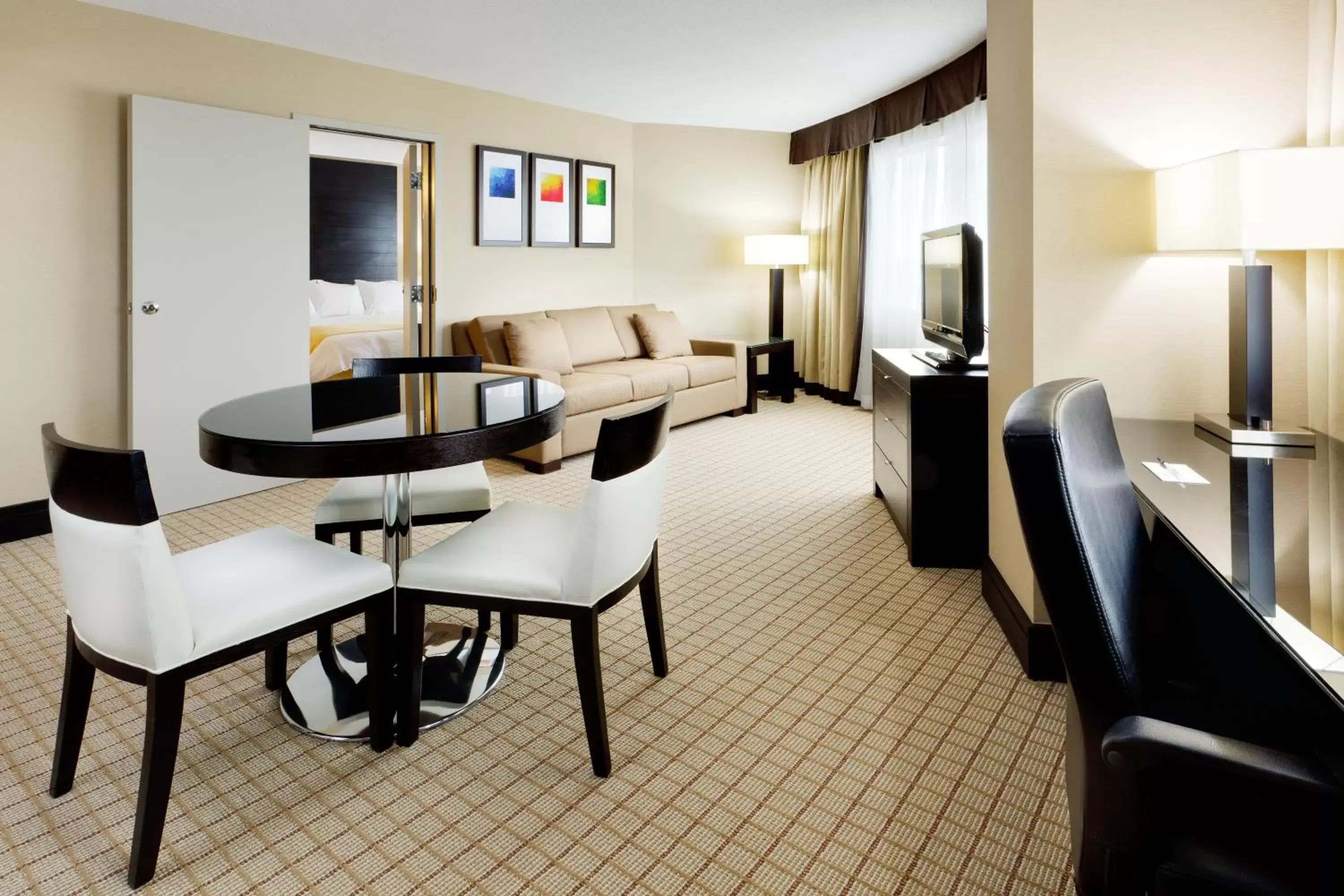 Seating area, Dining Area in Radisson Hotel Vancouver Airport