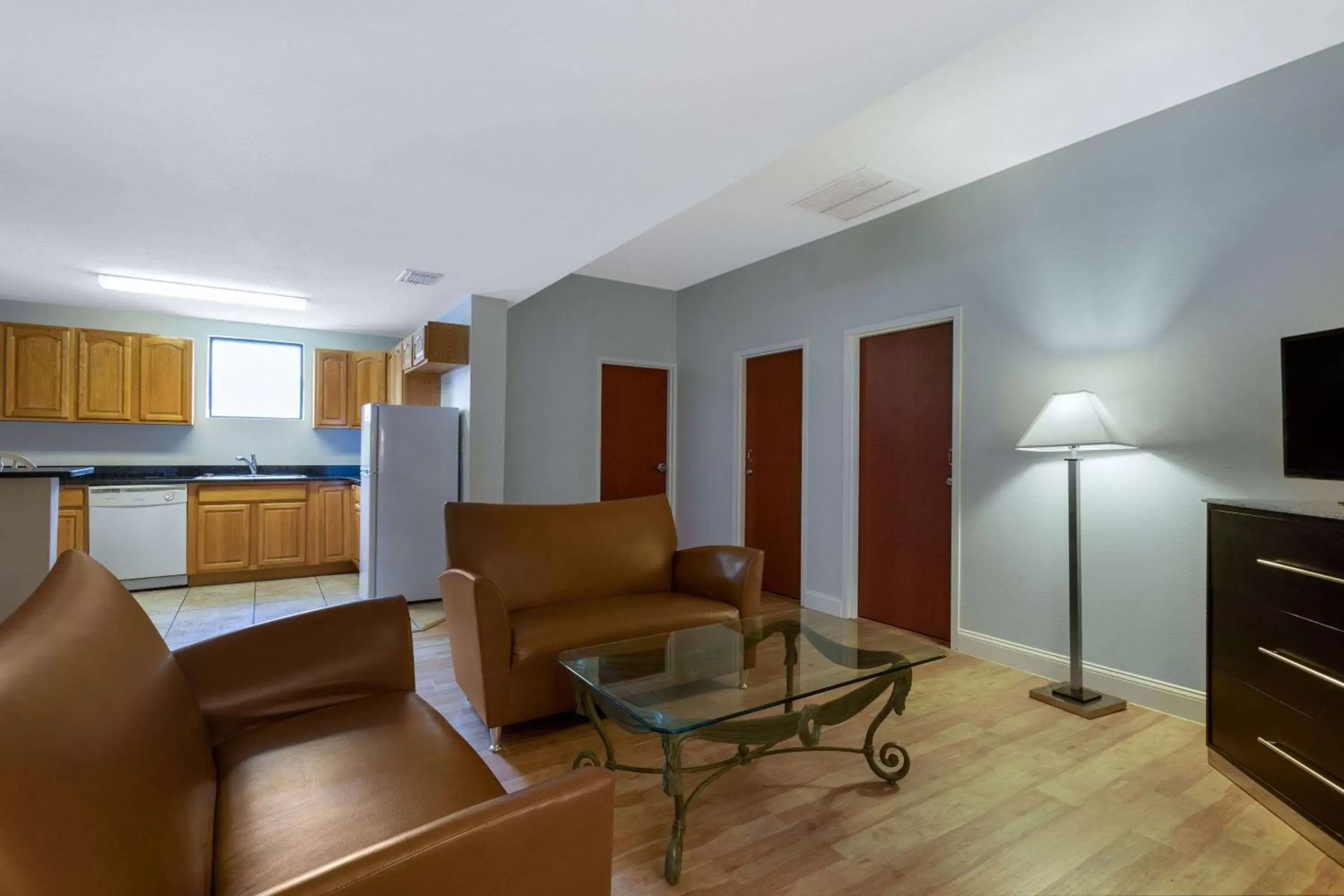 Bed, Seating Area in Days Inn & Suites by Wyndham Lakeland