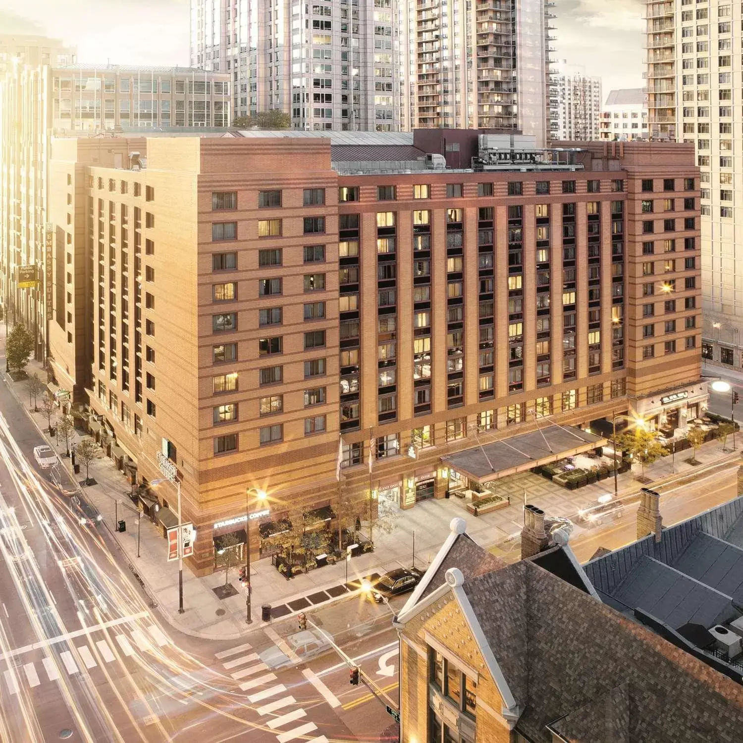 Property building in Embassy Suites Chicago - Downtown River North