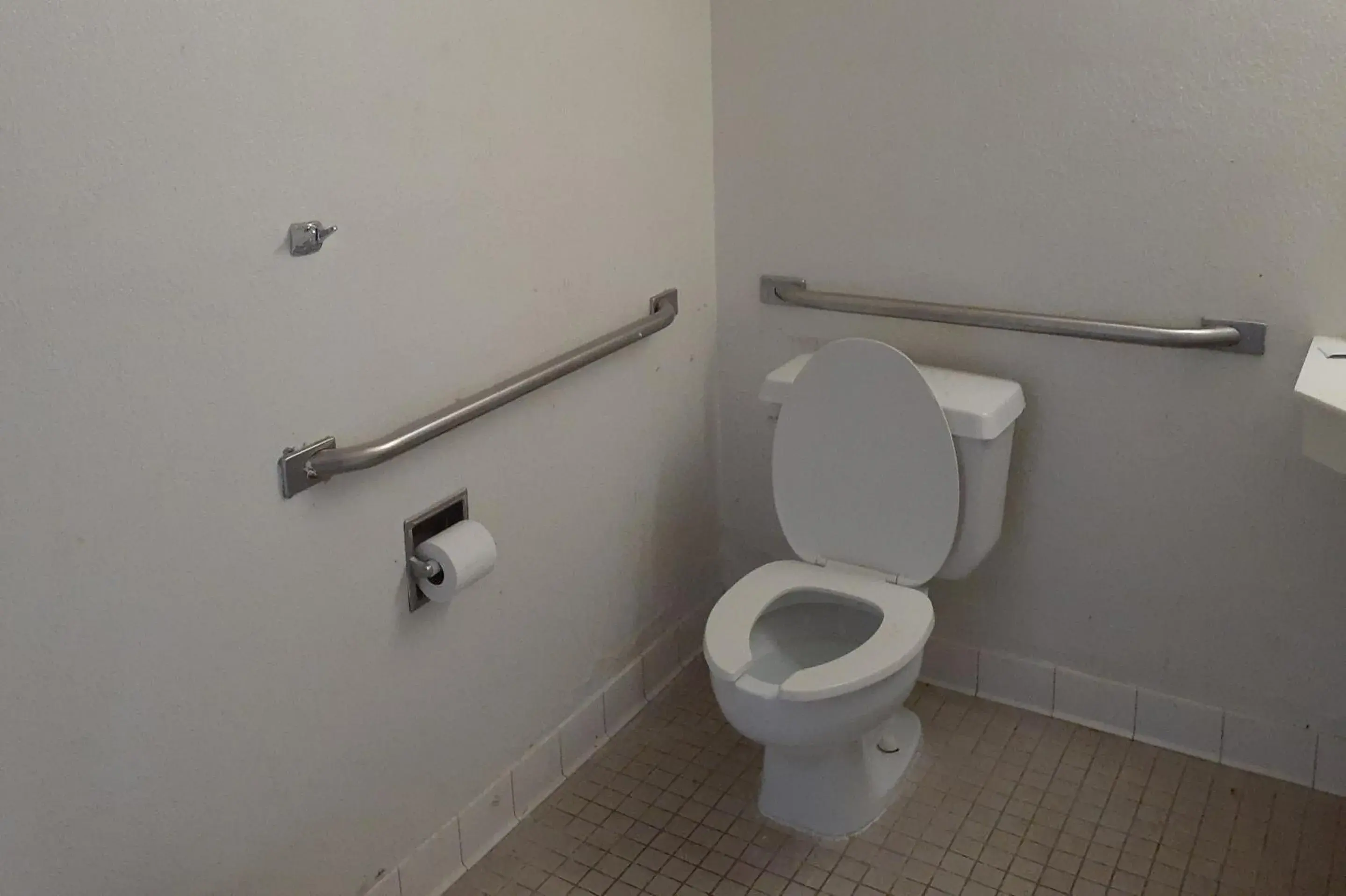 Bathroom in OYO Hotel South Bend - Campus