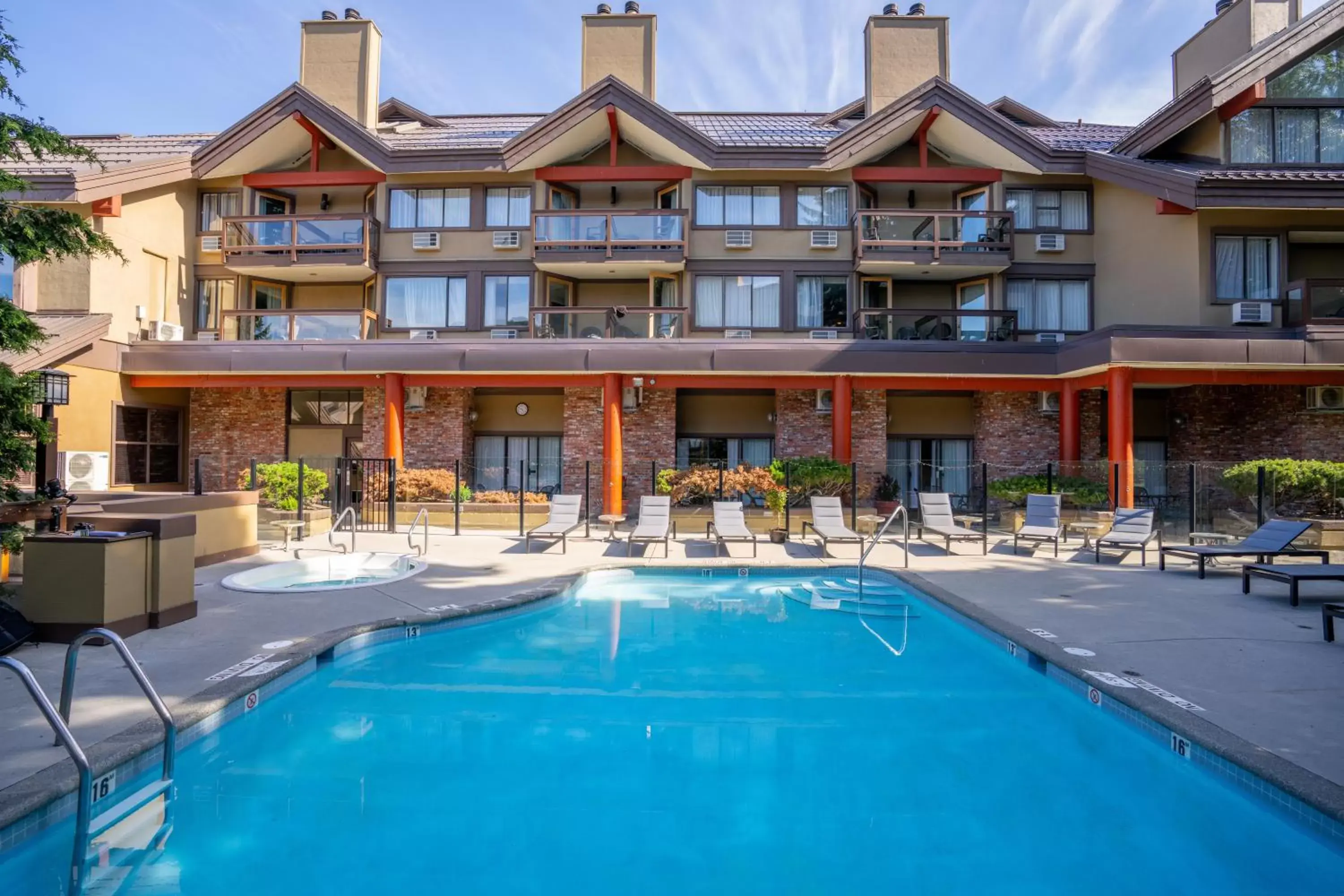 Swimming pool, Property Building in Whistler Village Inn & Suites