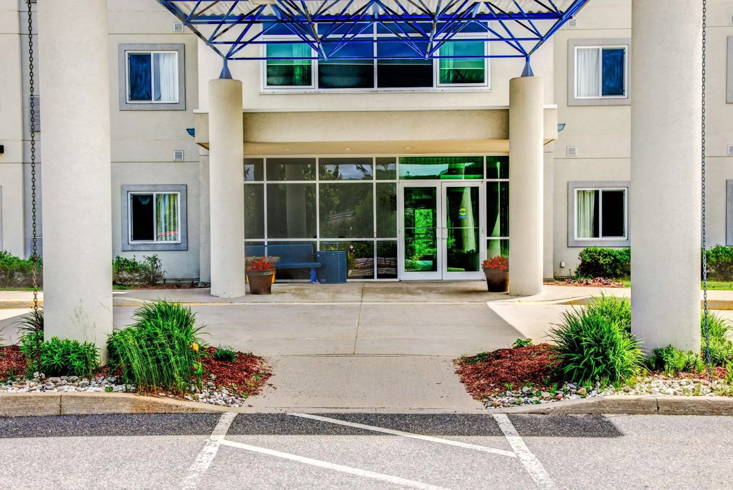 Property building in Motel 6-Huntsville, ON Property building in Motel 6-Huntsville, ON