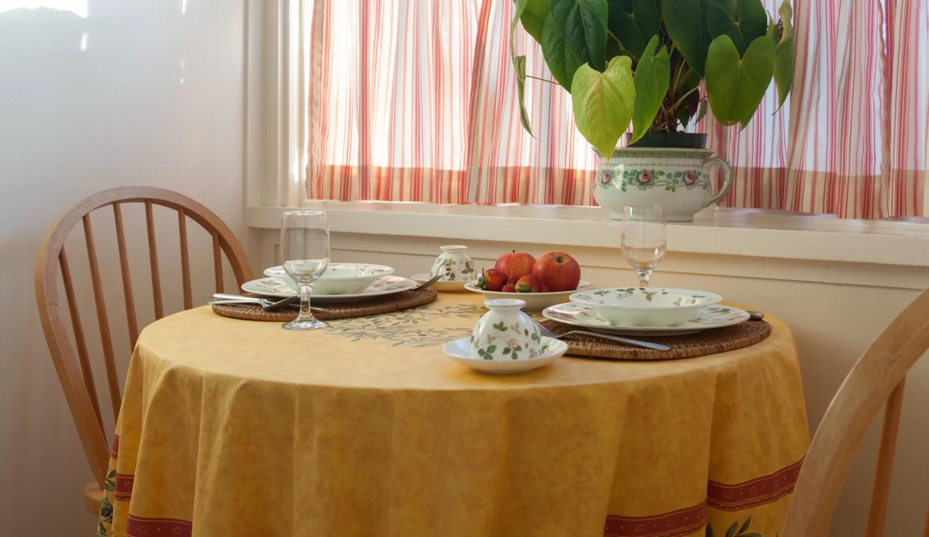 Coffee/tea facilities, Restaurant/Places to Eat in Cheshire Cat Inn & Cottages