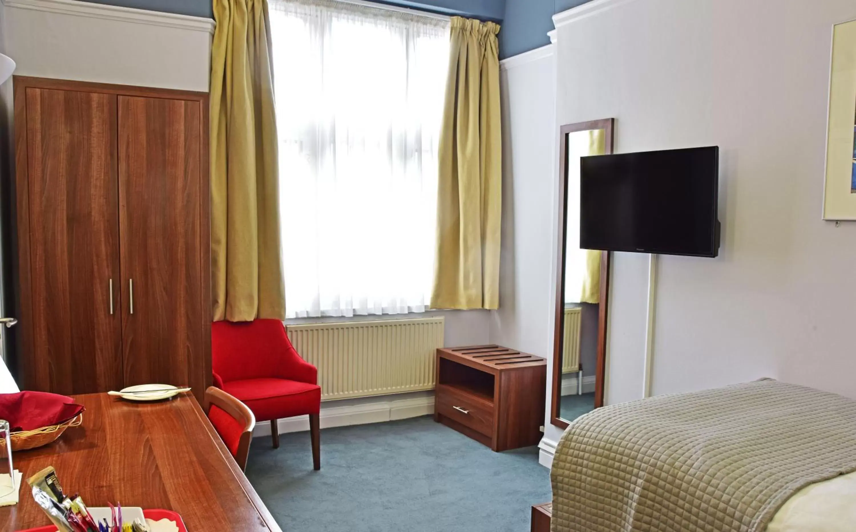 Bedroom, TV/Entertainment Center in Royal Oxford Hotel