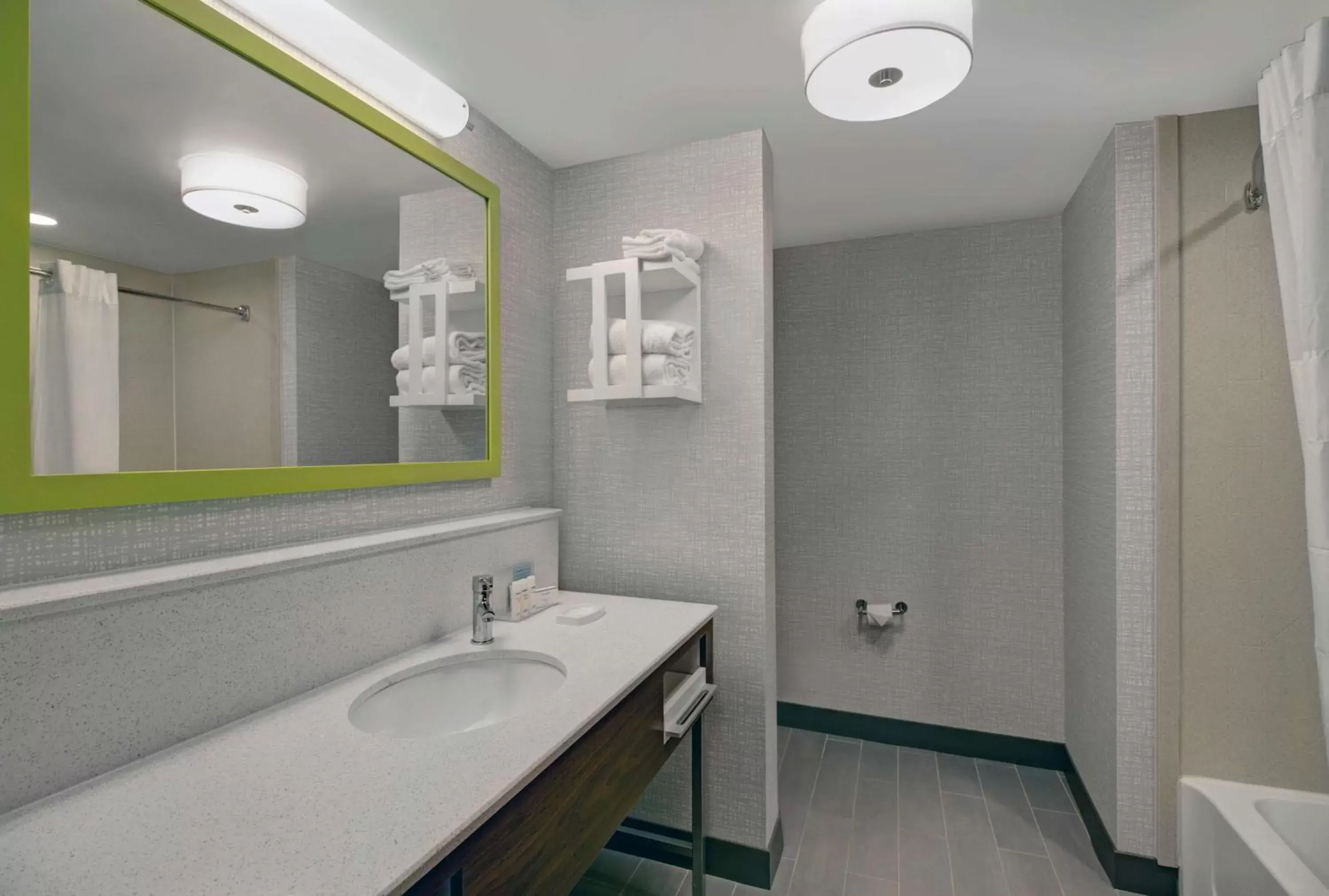 Bathroom in Hampton Inn & Suites by Hilton Syracuse Dewitt