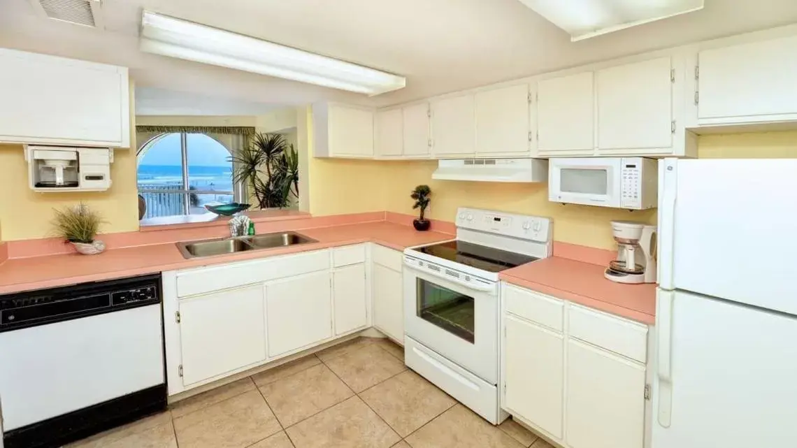 Kitchen or kitchenette, Kitchen/Kitchenette in El Caribe Resort and Conference Center