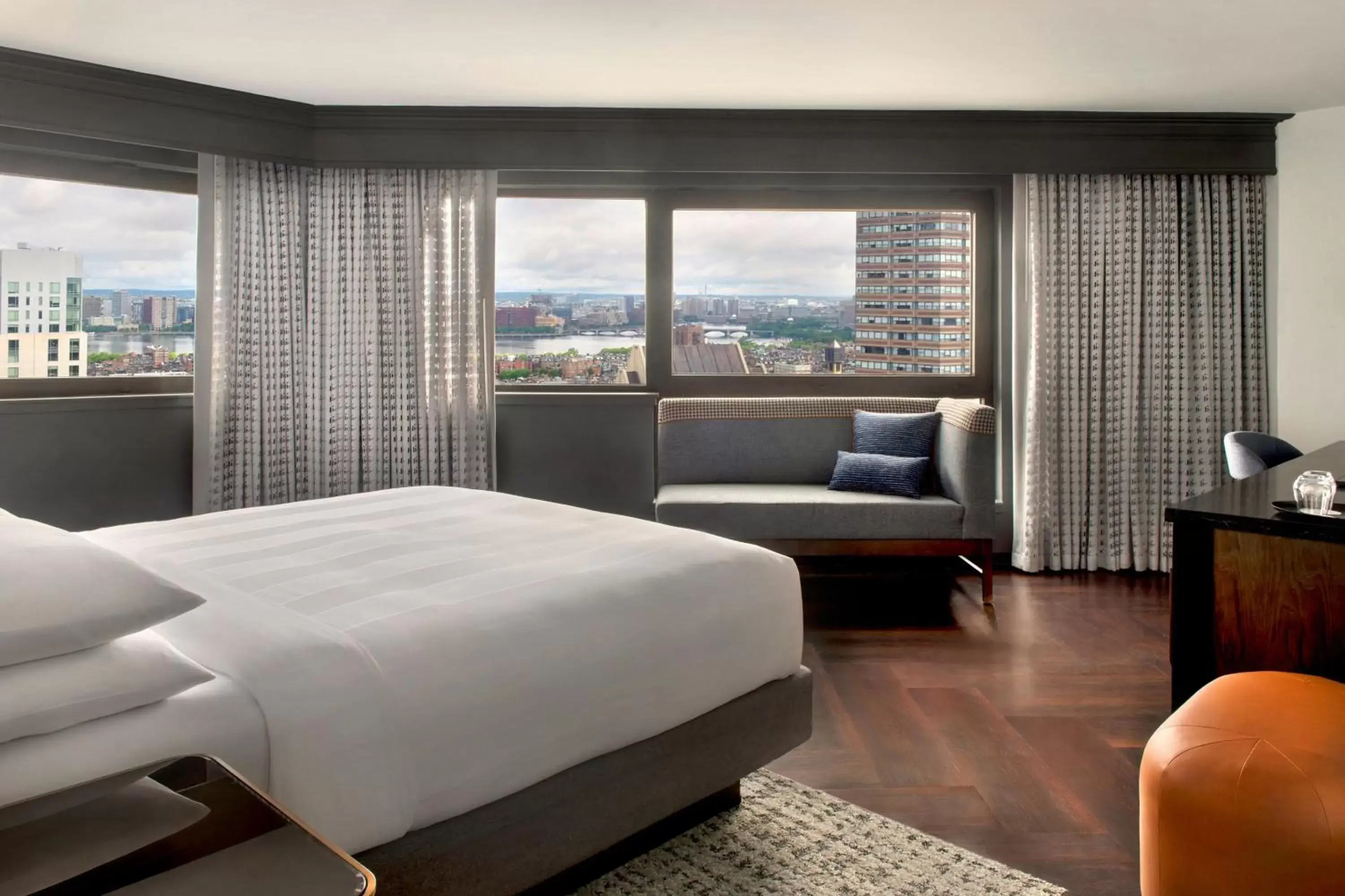 Photo of the whole room, Bed in Boston Marriott Copley Place