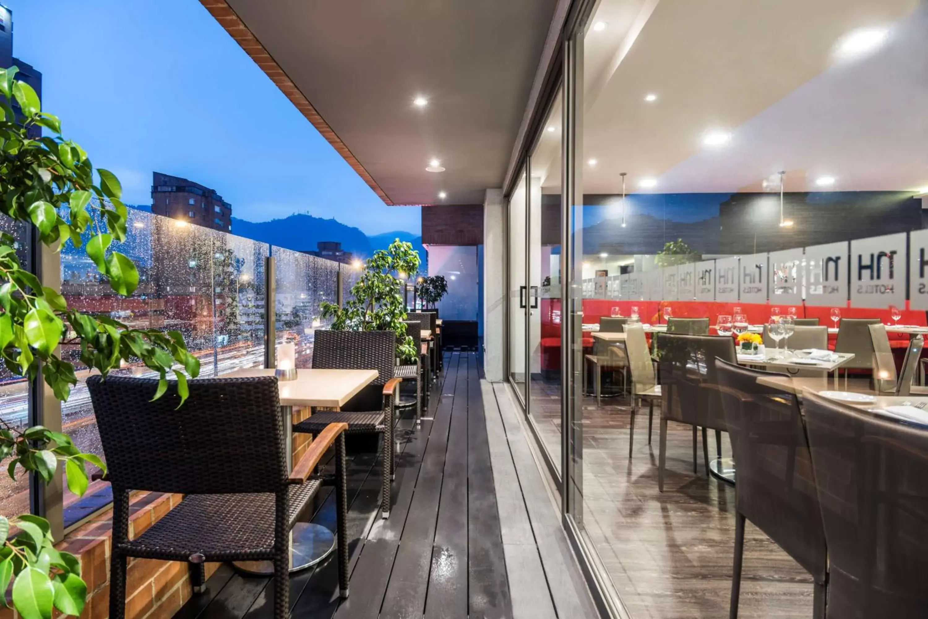Restaurant/Places to Eat in NH Bogota Urban 26 Royal