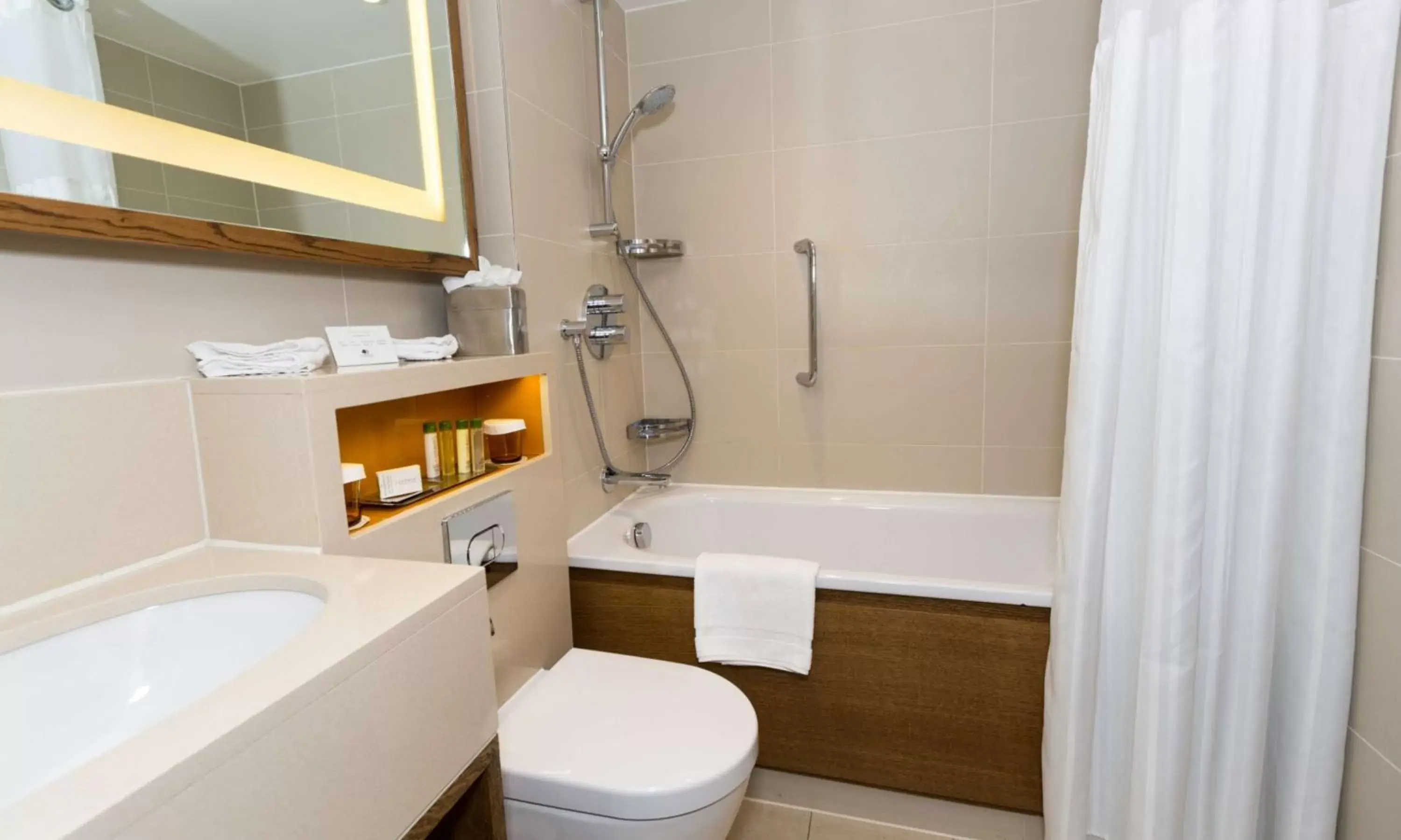 Bathroom in DoubleTree by Hilton London - Hyde Park