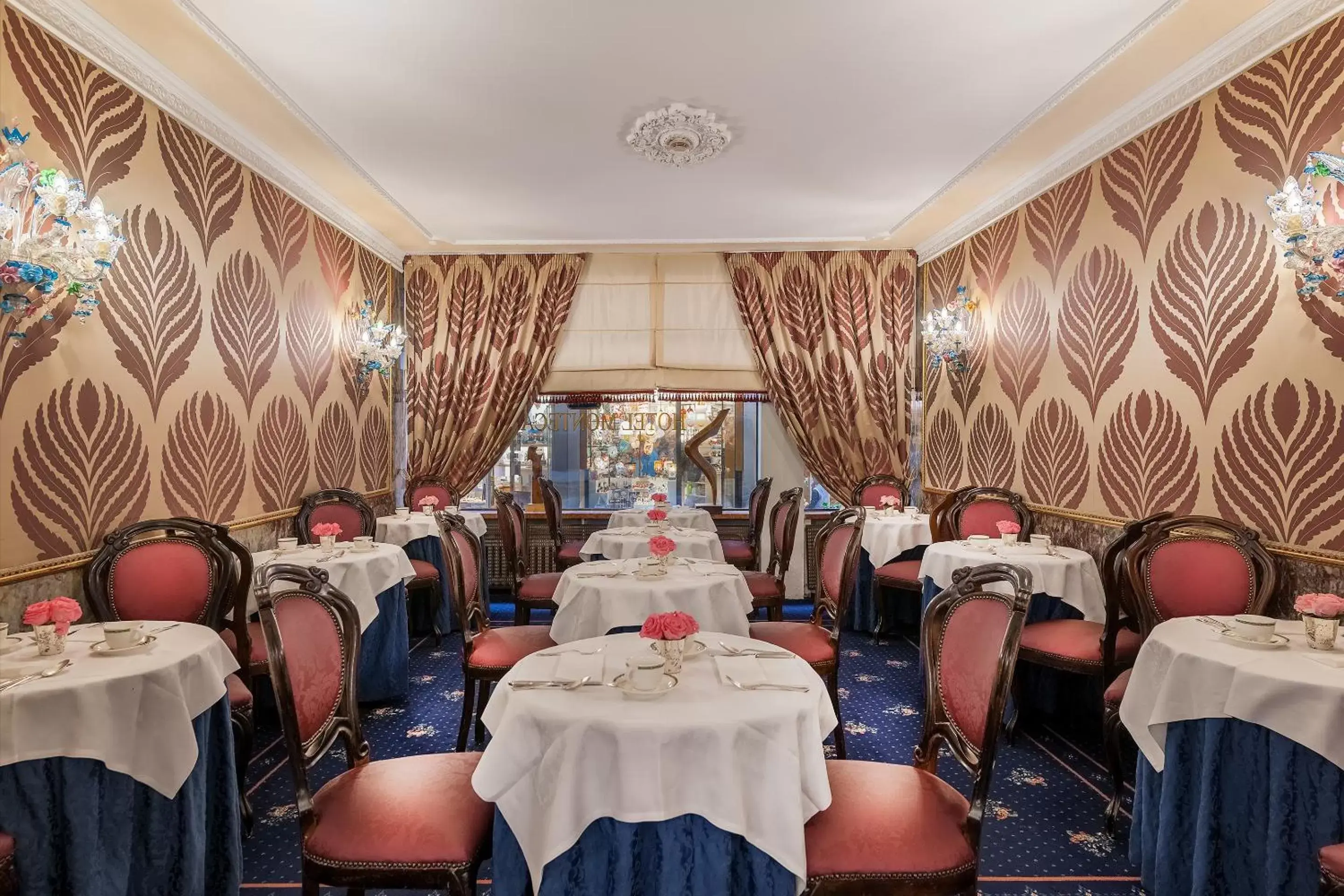 Restaurant/Places to Eat in Hotel Montecarlo