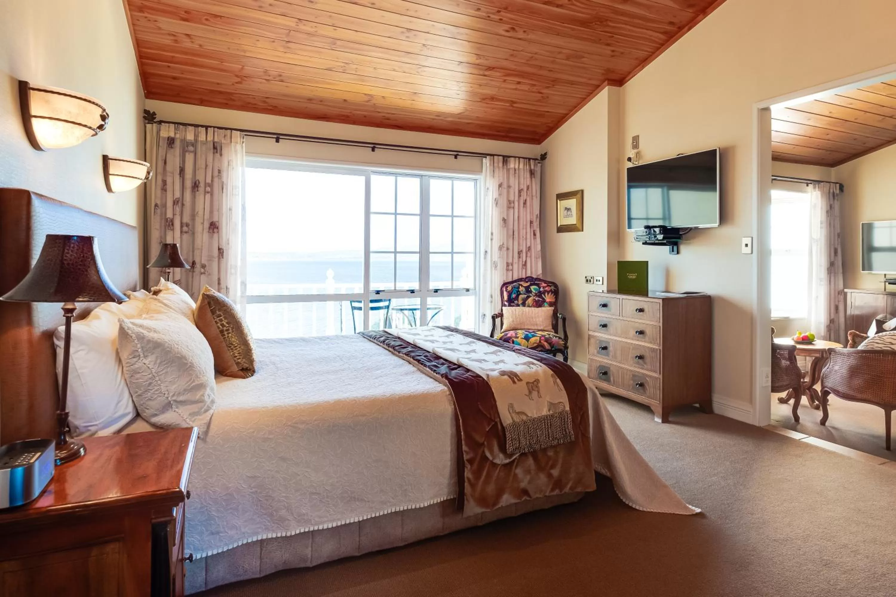 Photo of the whole room, Bed in On The Point - Lake Rotorua