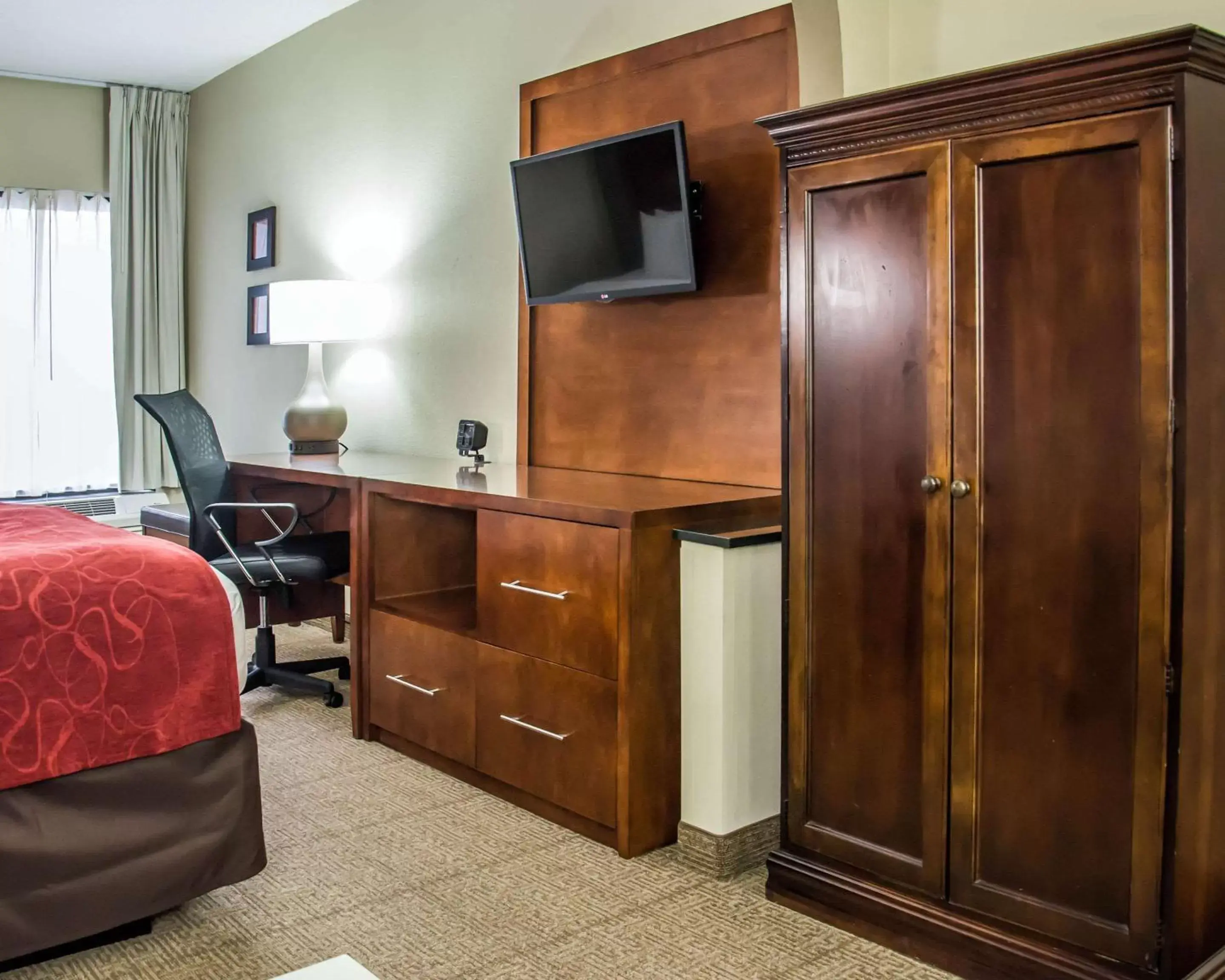 Photo of the whole room, TV/Entertainment Center in Comfort Suites Research Park - University