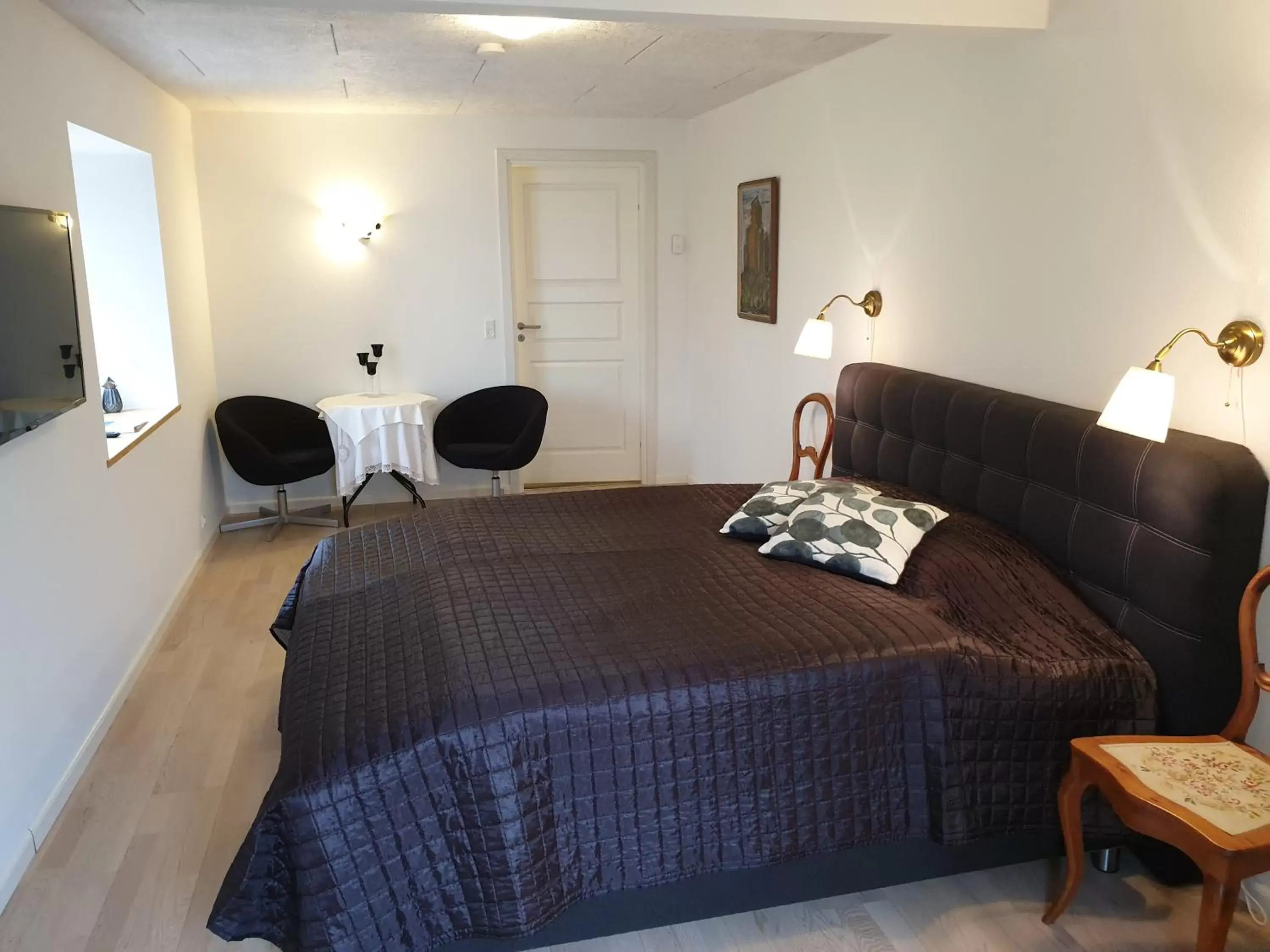 Deluxe King Room - single occupancy in Gørdinglund Herregård Bed & Breakfast Deluxe King Room - single occupancy in Gørdinglund Herregård Bed & Breakfast