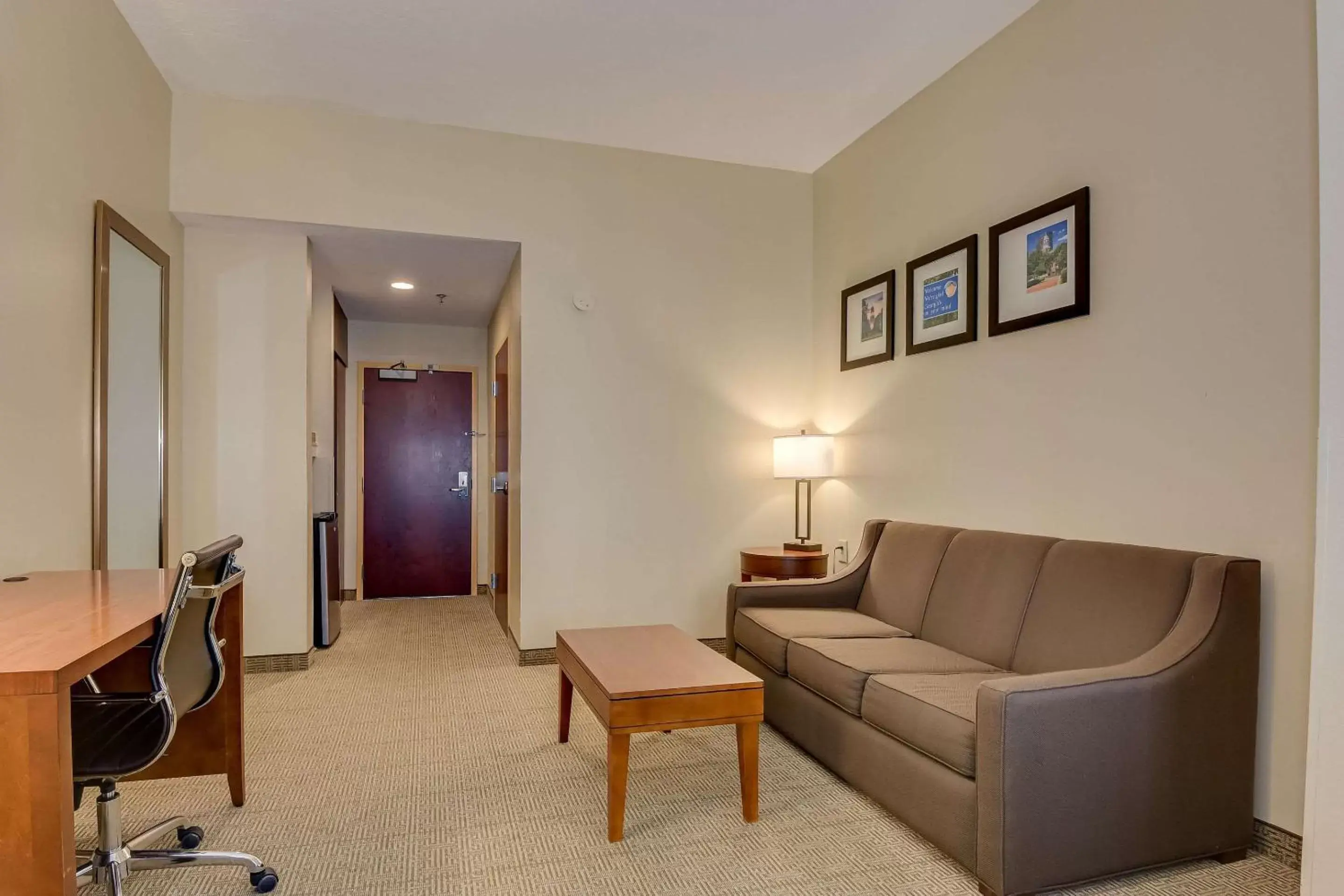 Photo of the whole room, Seating Area in Comfort Inn & Suites Gordon HWY