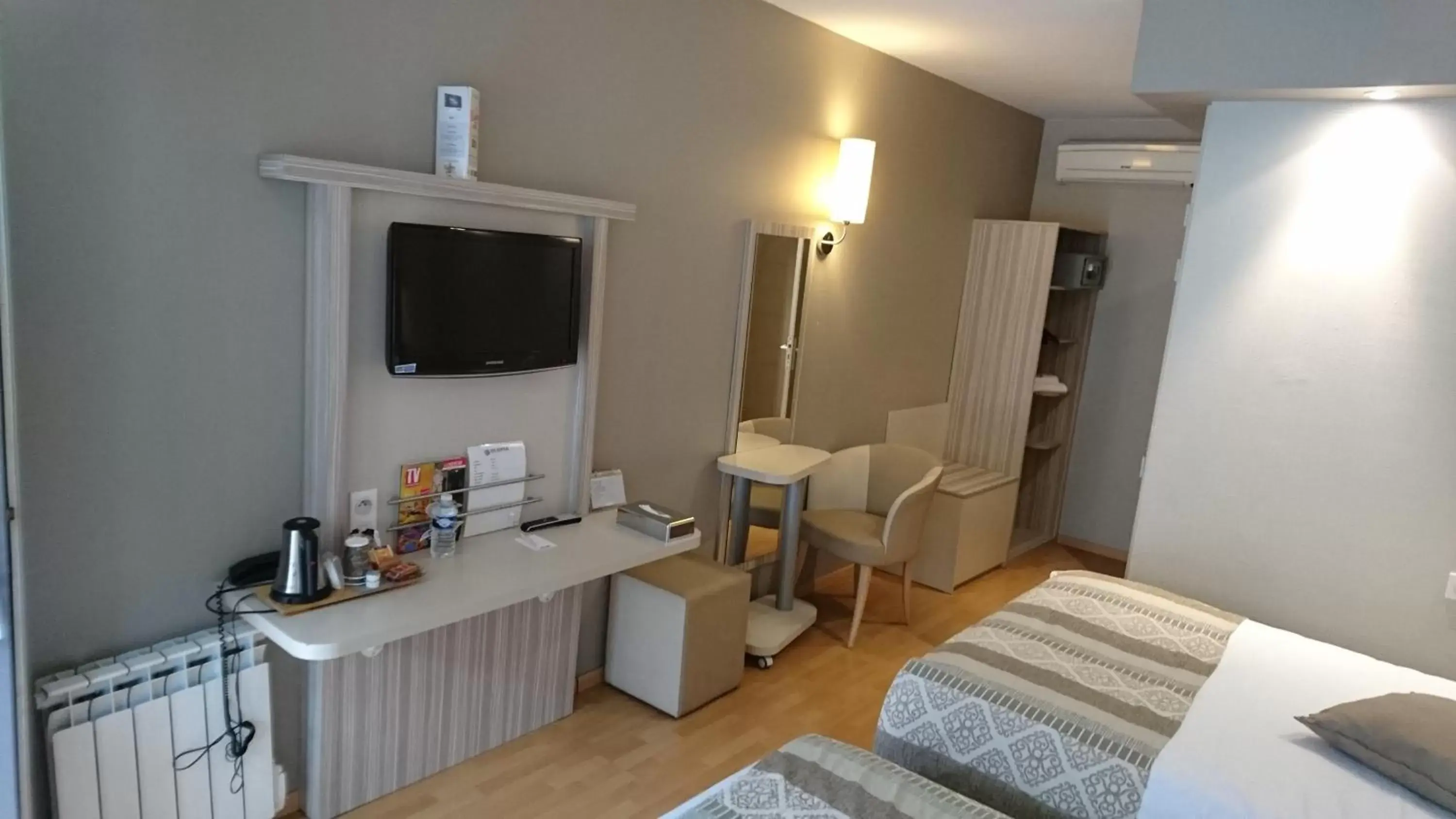 Photo of the whole room, TV/Entertainment Center in Kyria Toulouse Sud - Roques