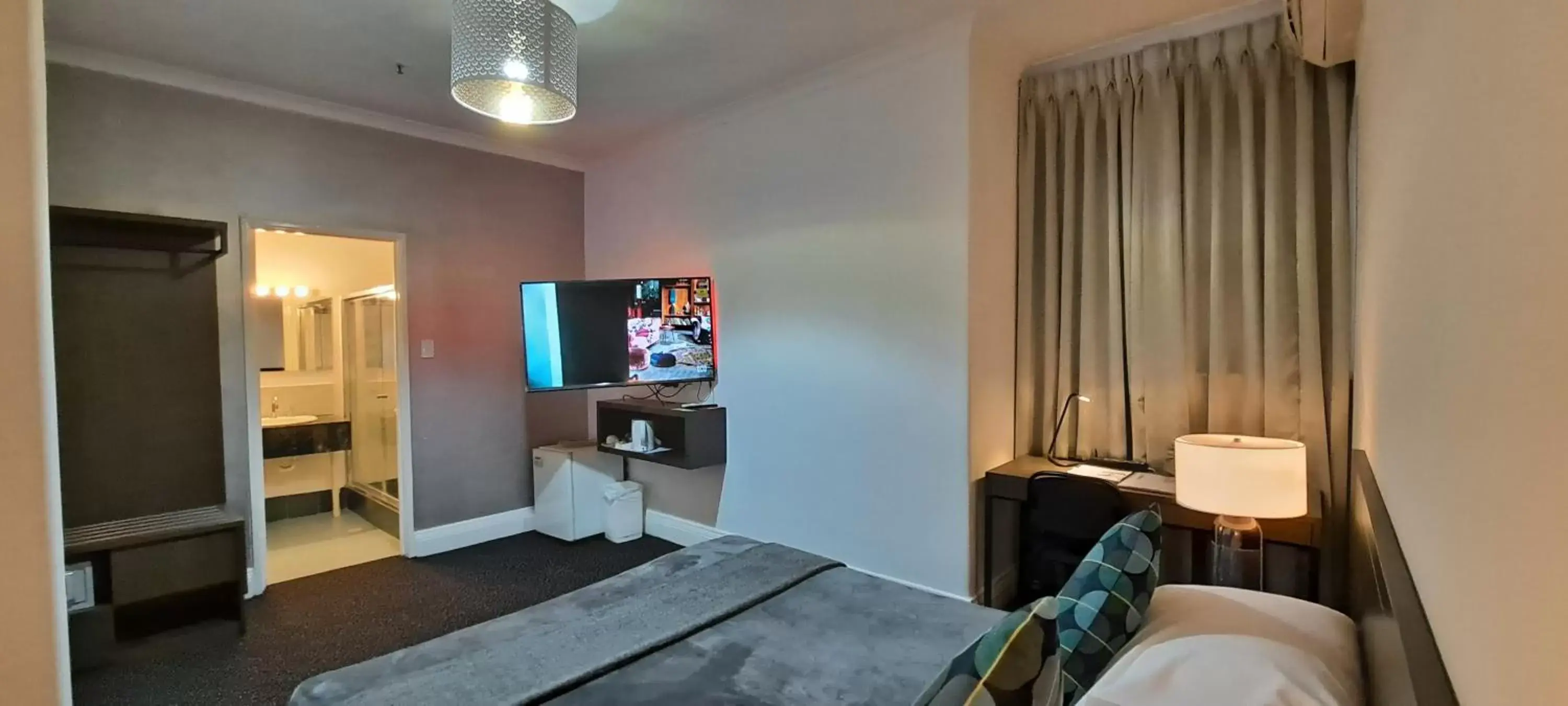 Bedroom, TV/Entertainment Center in Criterion Hotel Perth