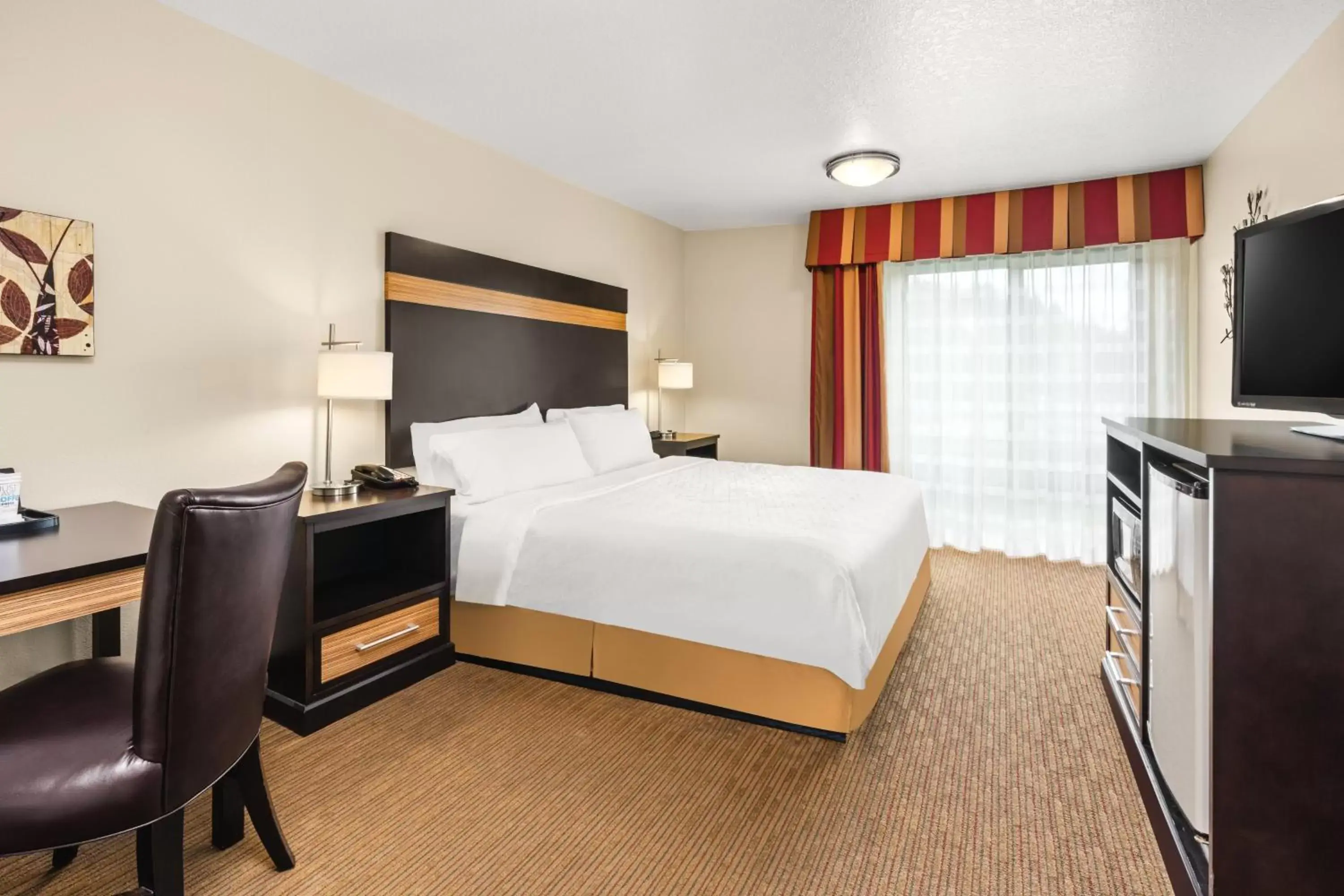 Photo of the whole room, Bed in Holiday Inn Express Portland SE - Clackamas Area, an IHG Hotel