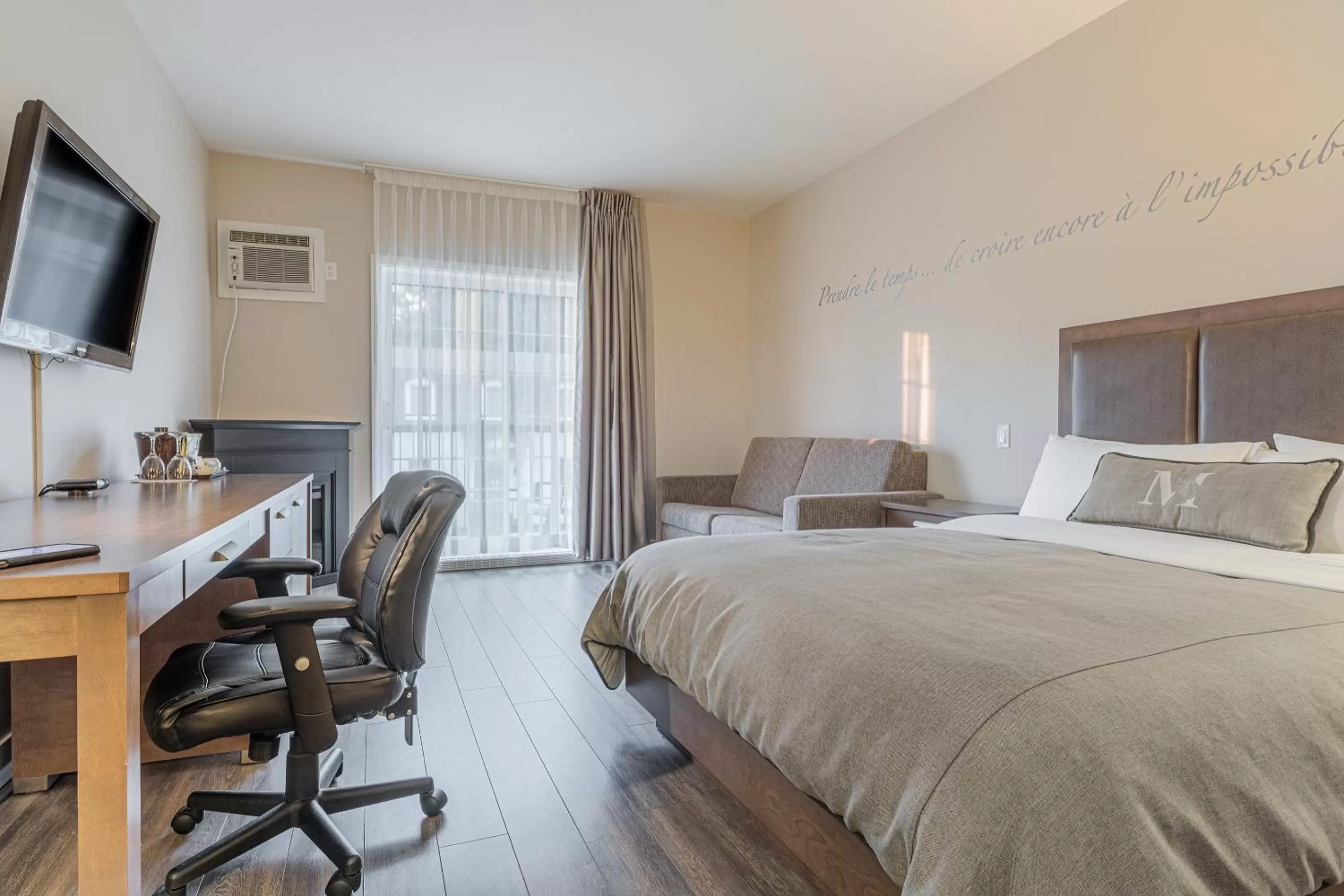 Photo of the whole room, Bed in Hotel Montfort Nicolet