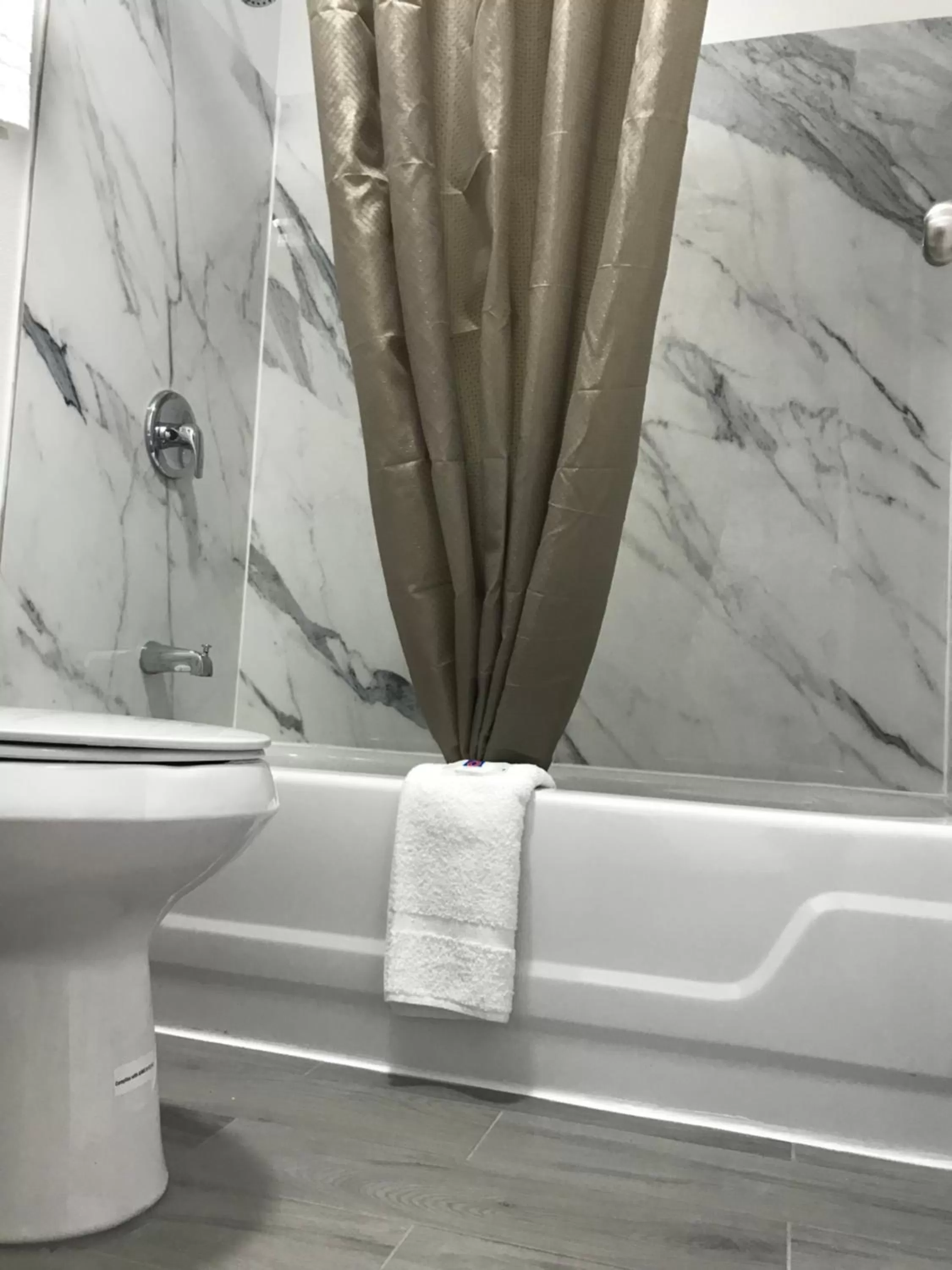 Bathroom in Motel 6-Alma, AR