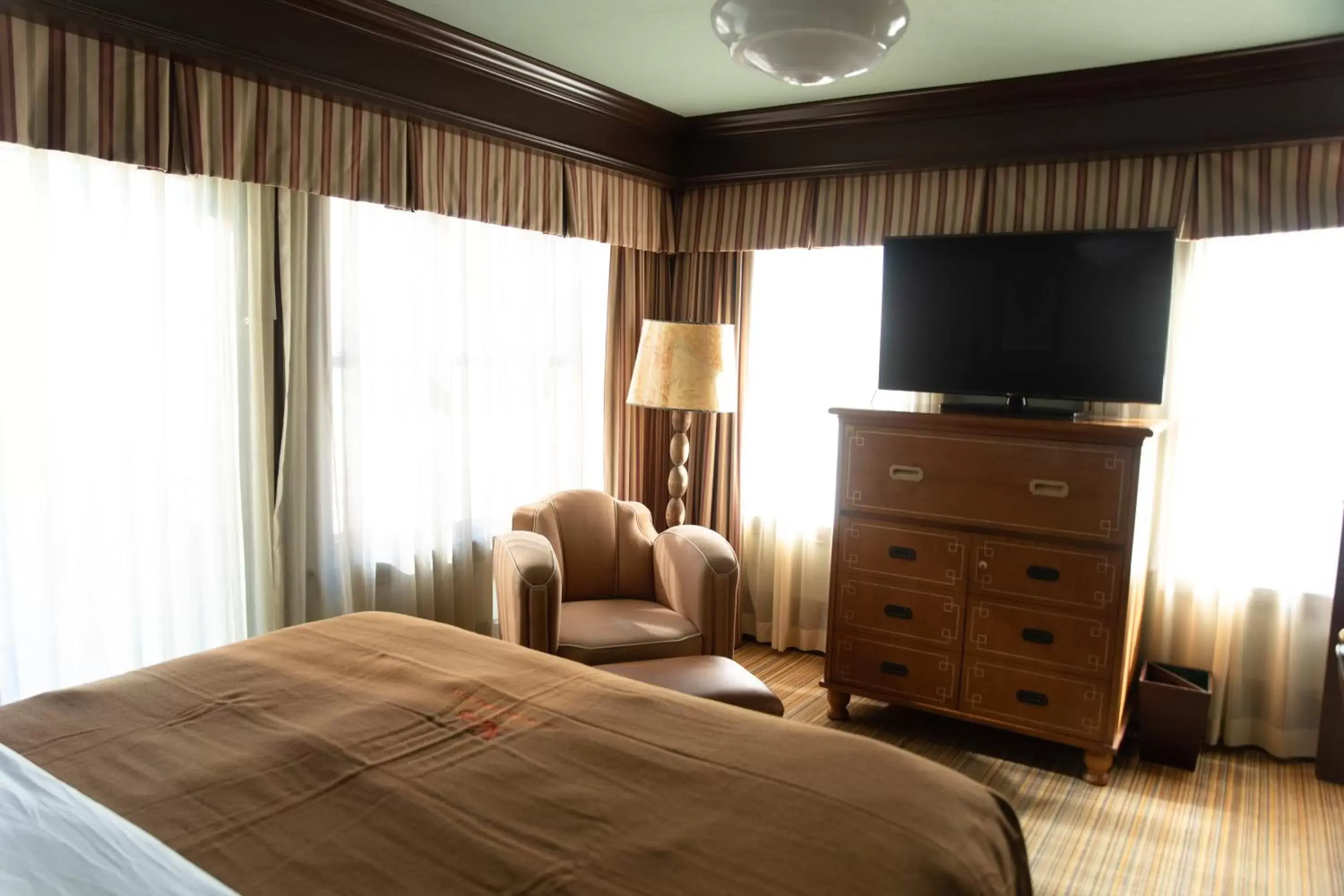 Bed, TV/Entertainment Center in Arctic Club Hotel