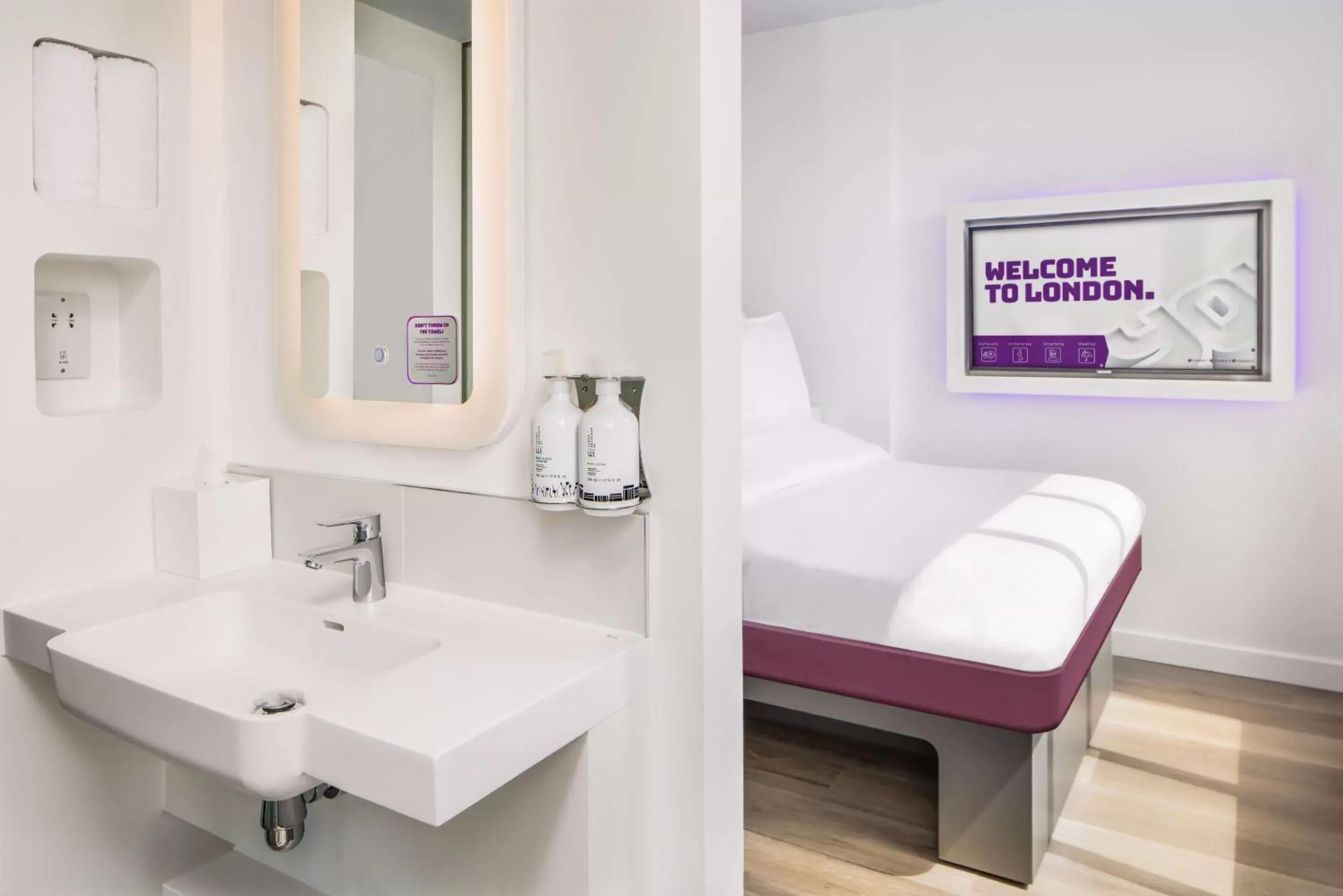 TV and multimedia, Bathroom in YOTEL London City