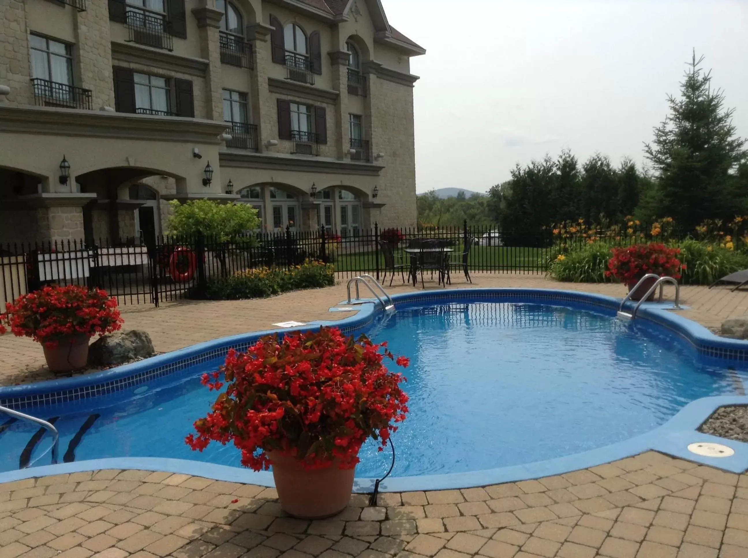 Summer, Swimming Pool in Hotel Vallea Bromont