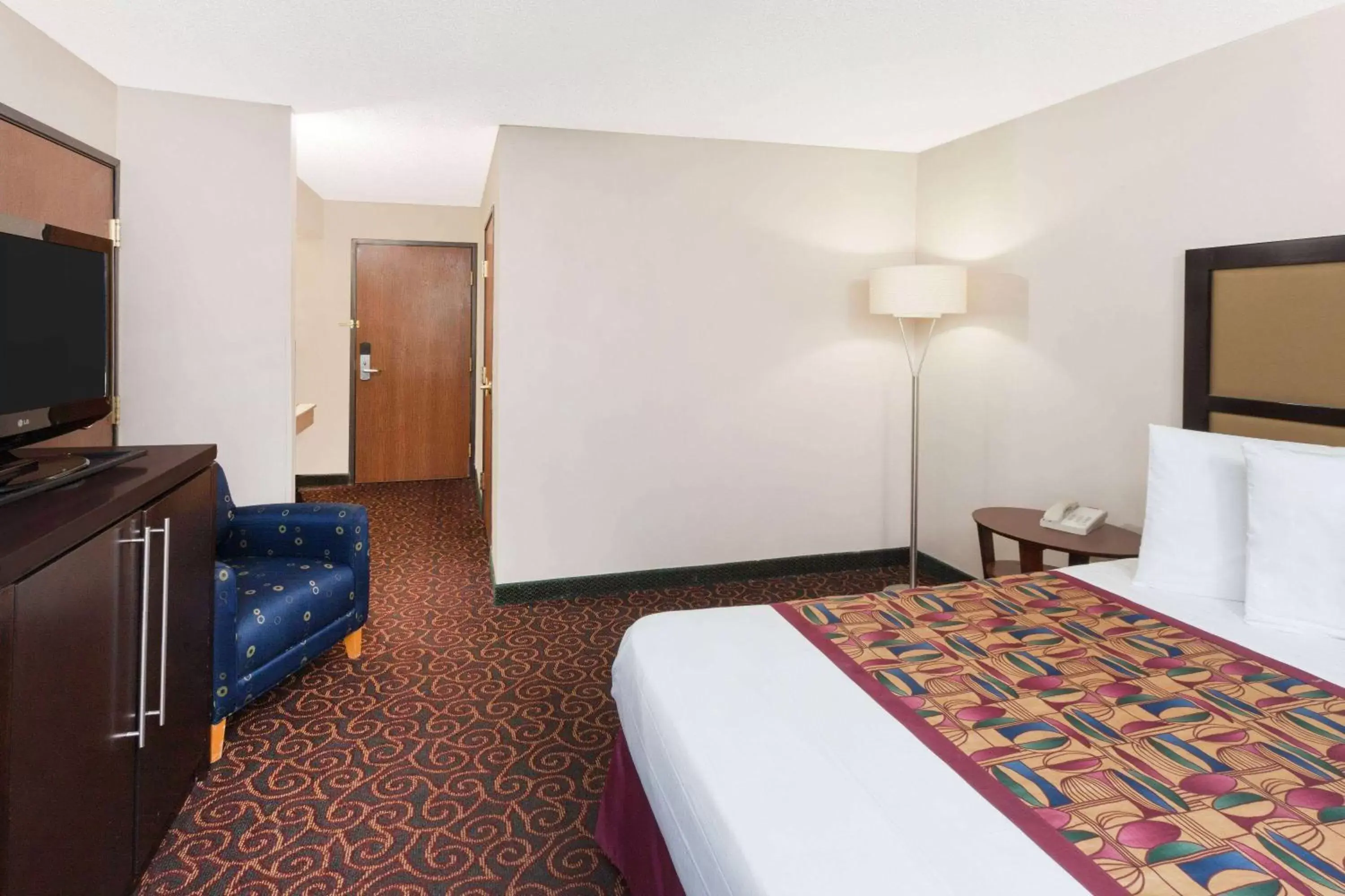 Photo of the whole room, Bed in Baymont by Wyndham Chicago/Calumet City