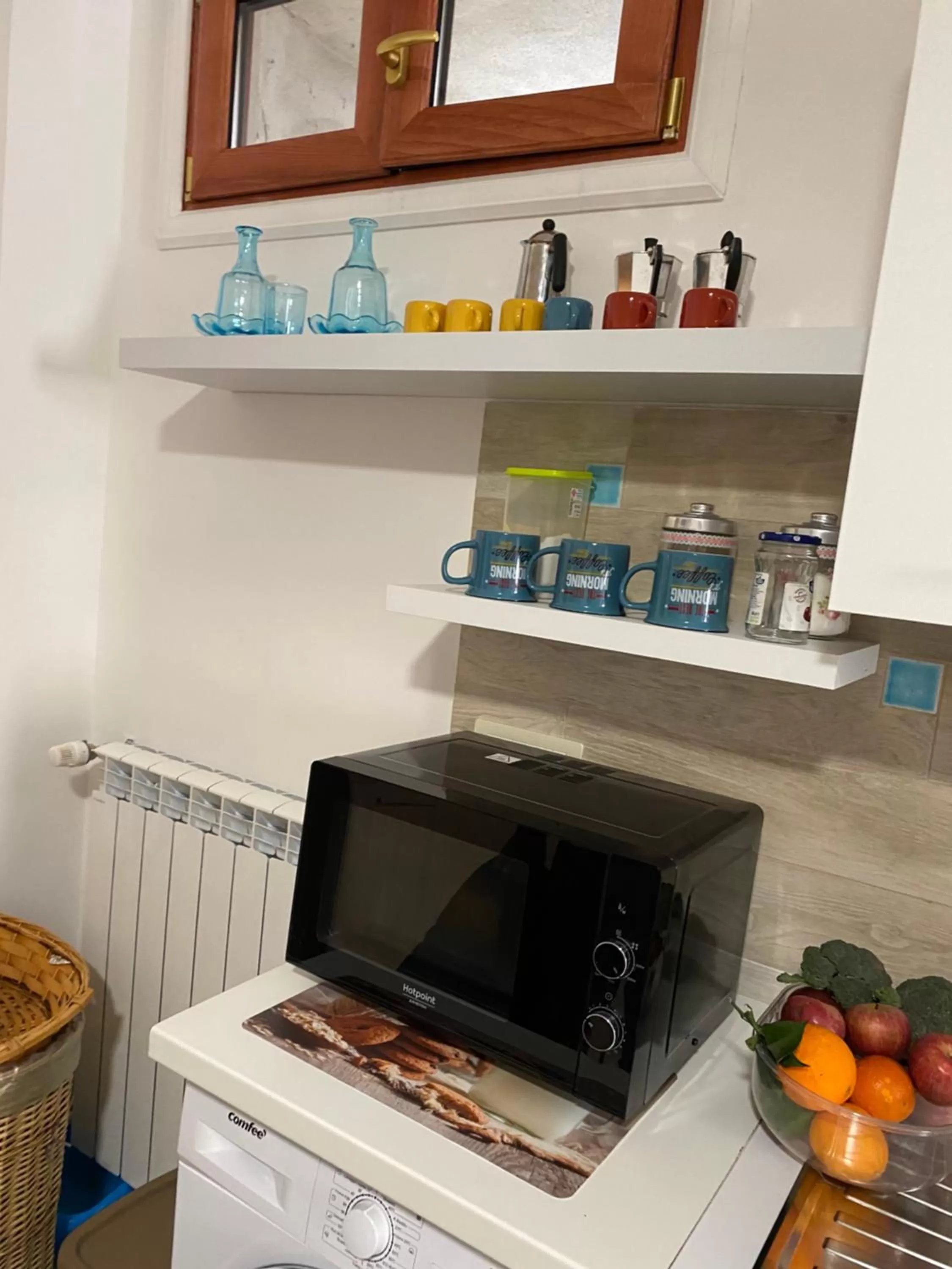 Kitchen or kitchenette, TV/Entertainment Center in Casa Felicia