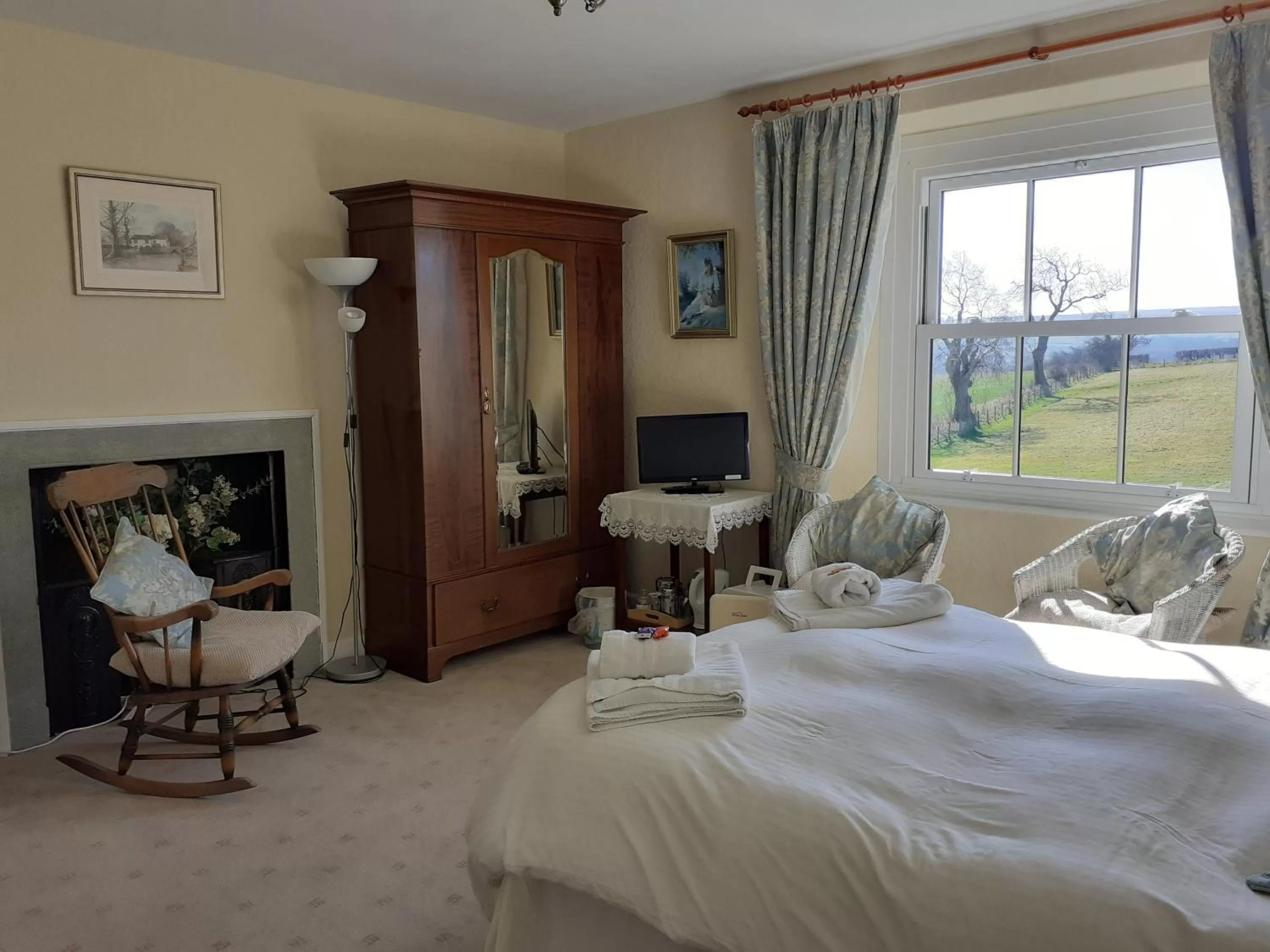 Bedroom, Bed in Lily Hill Farm