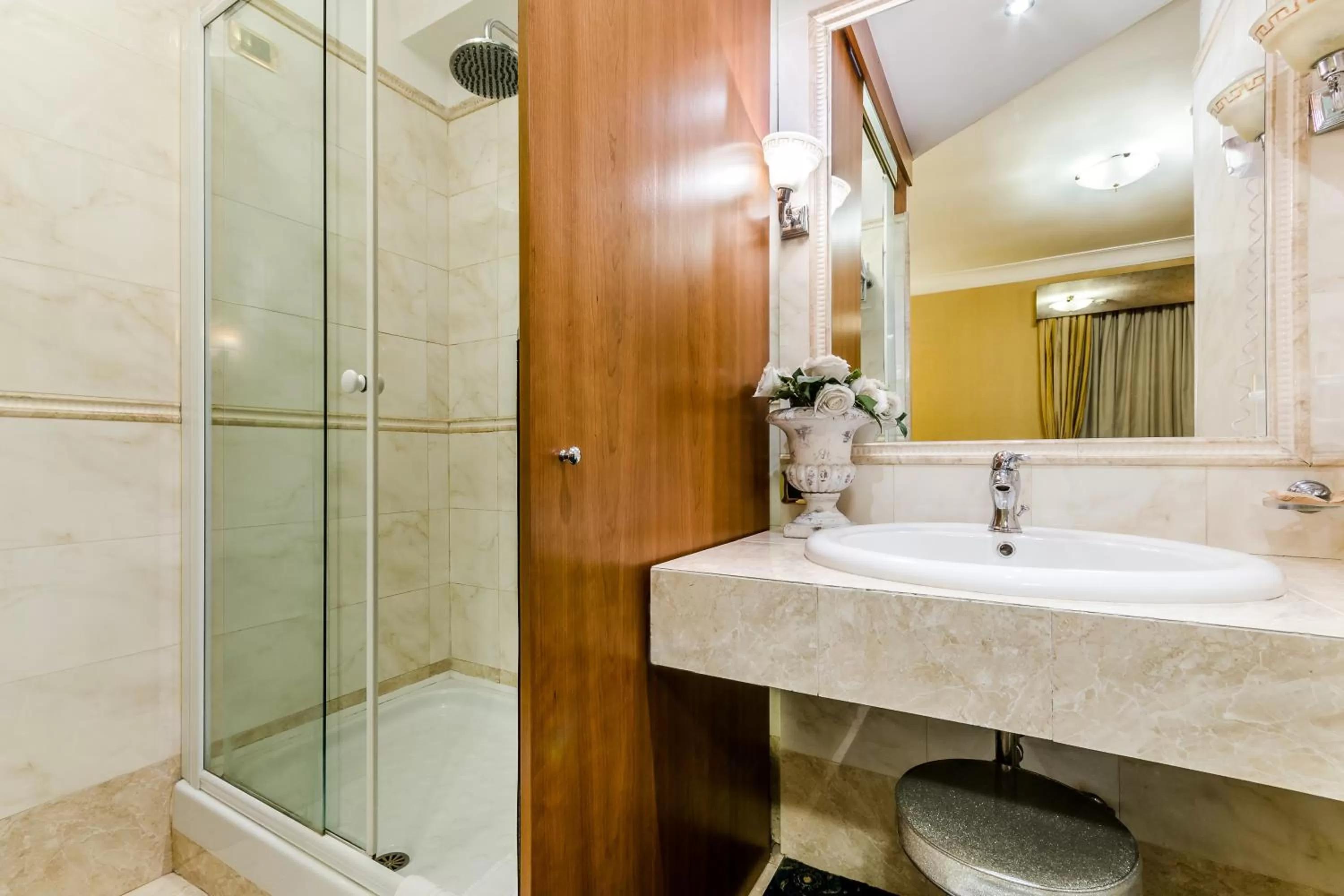 Bathroom in Luxury Rooms H 2000 Roma
