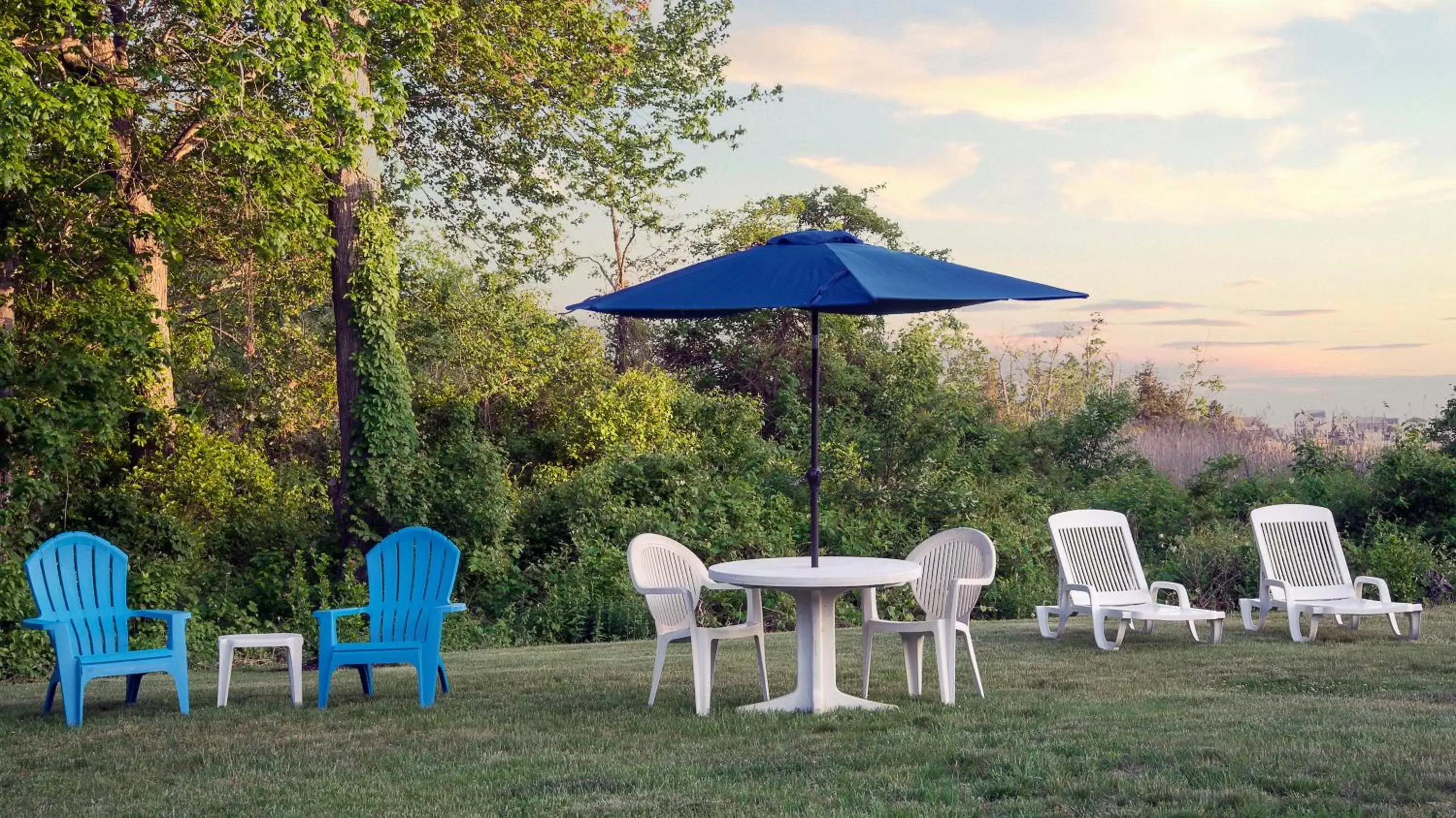 Patio in PIER BLUE INN Old Saybrook - Essex