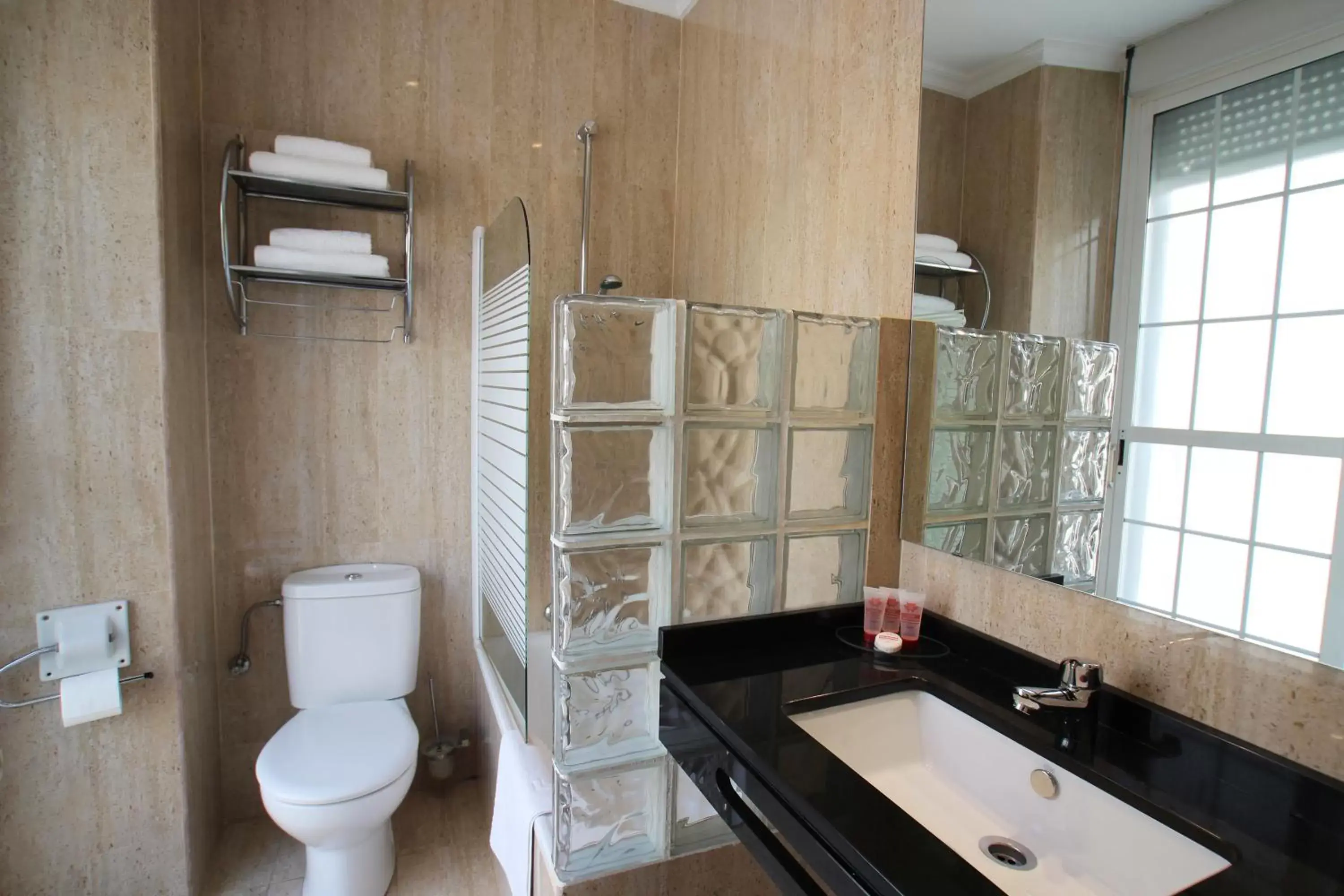 Shower, Bathroom in Hotel Maestranza