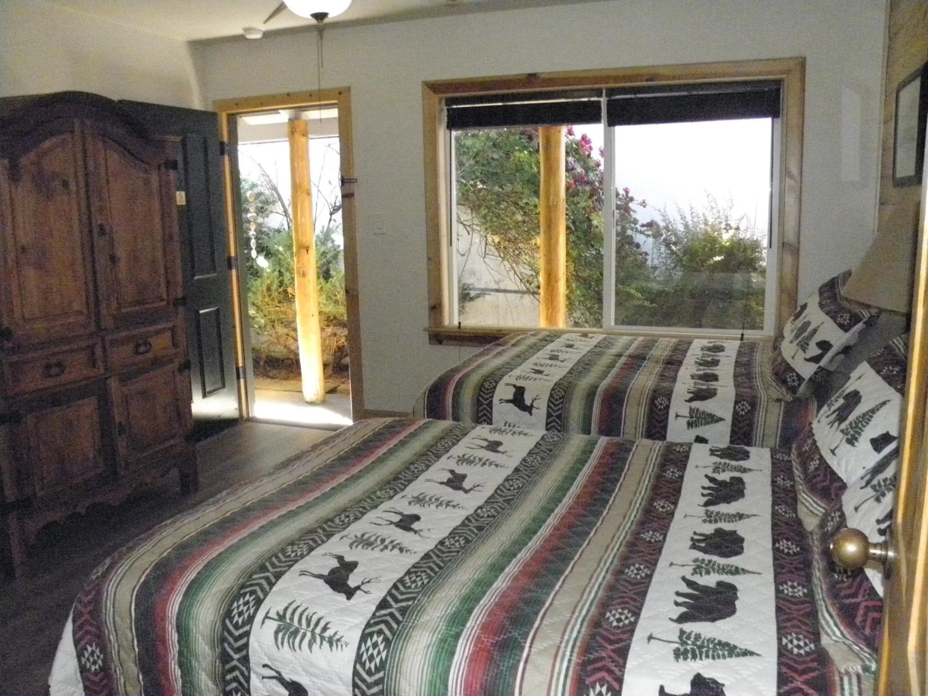 Bed, Seating Area in CREEKSIDE LODGE