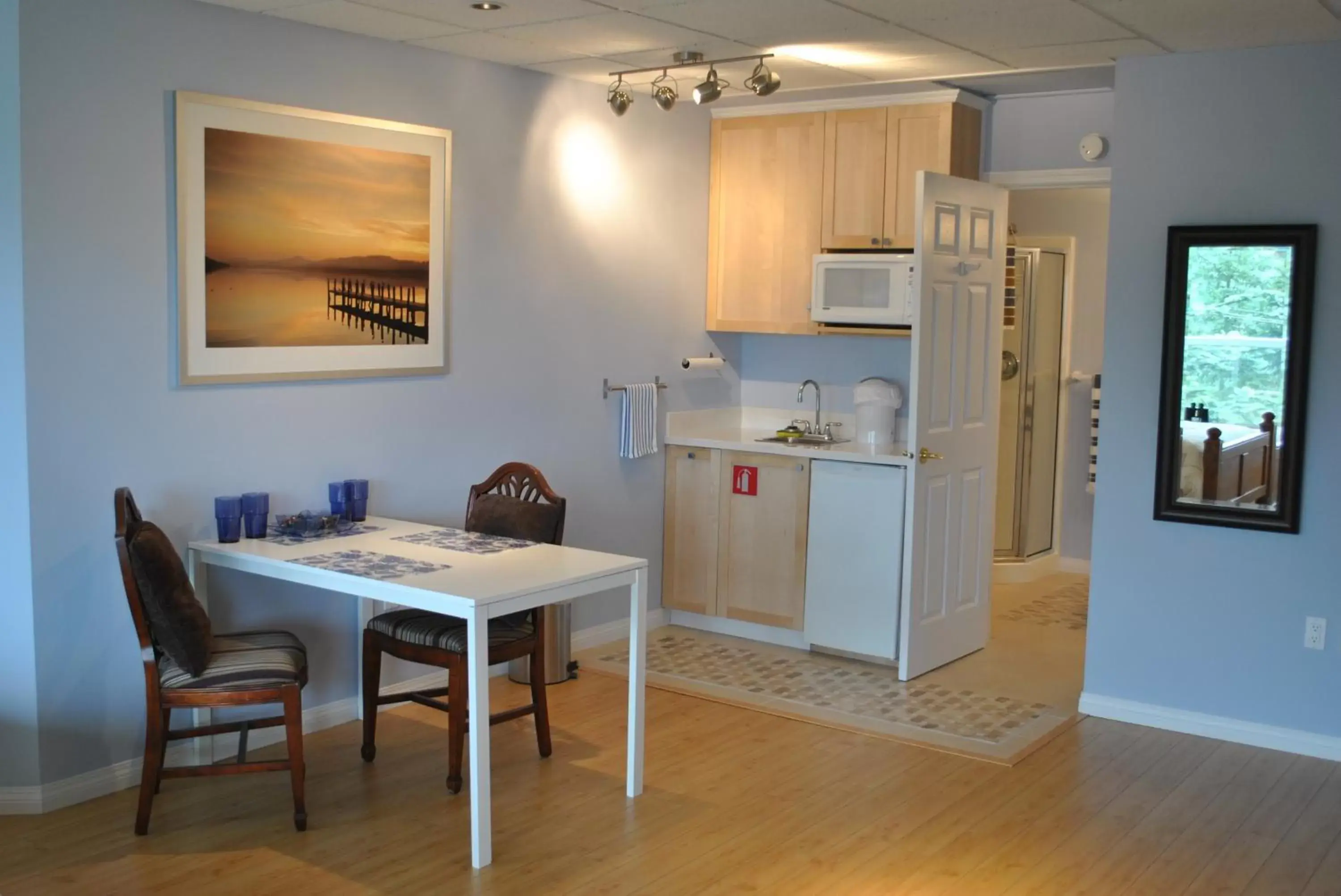 Photo of the whole room, Kitchen/Kitchenette in Madeira Park Oceanview Suites