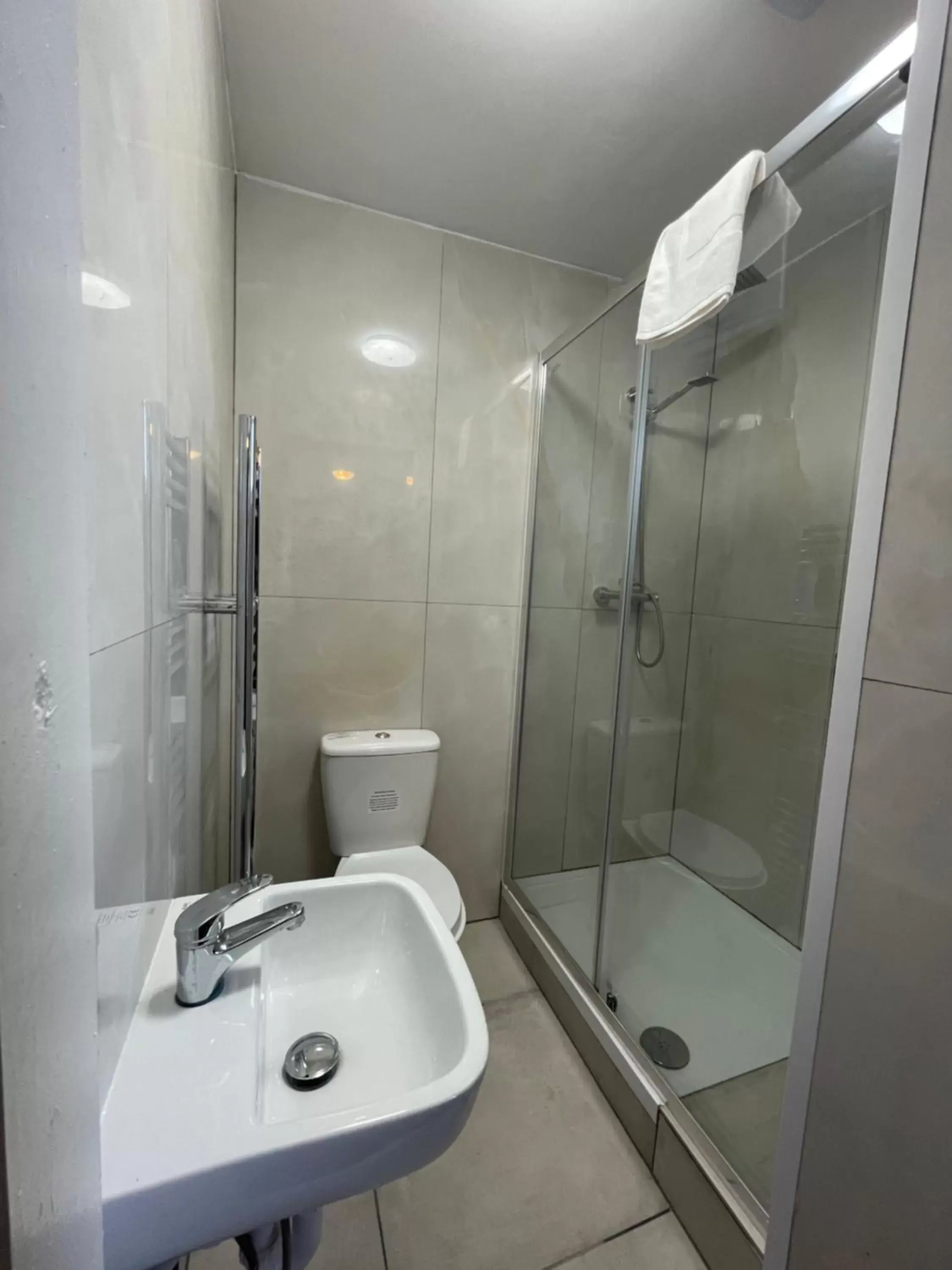 Shower, Bathroom in The Clarendon Hotel