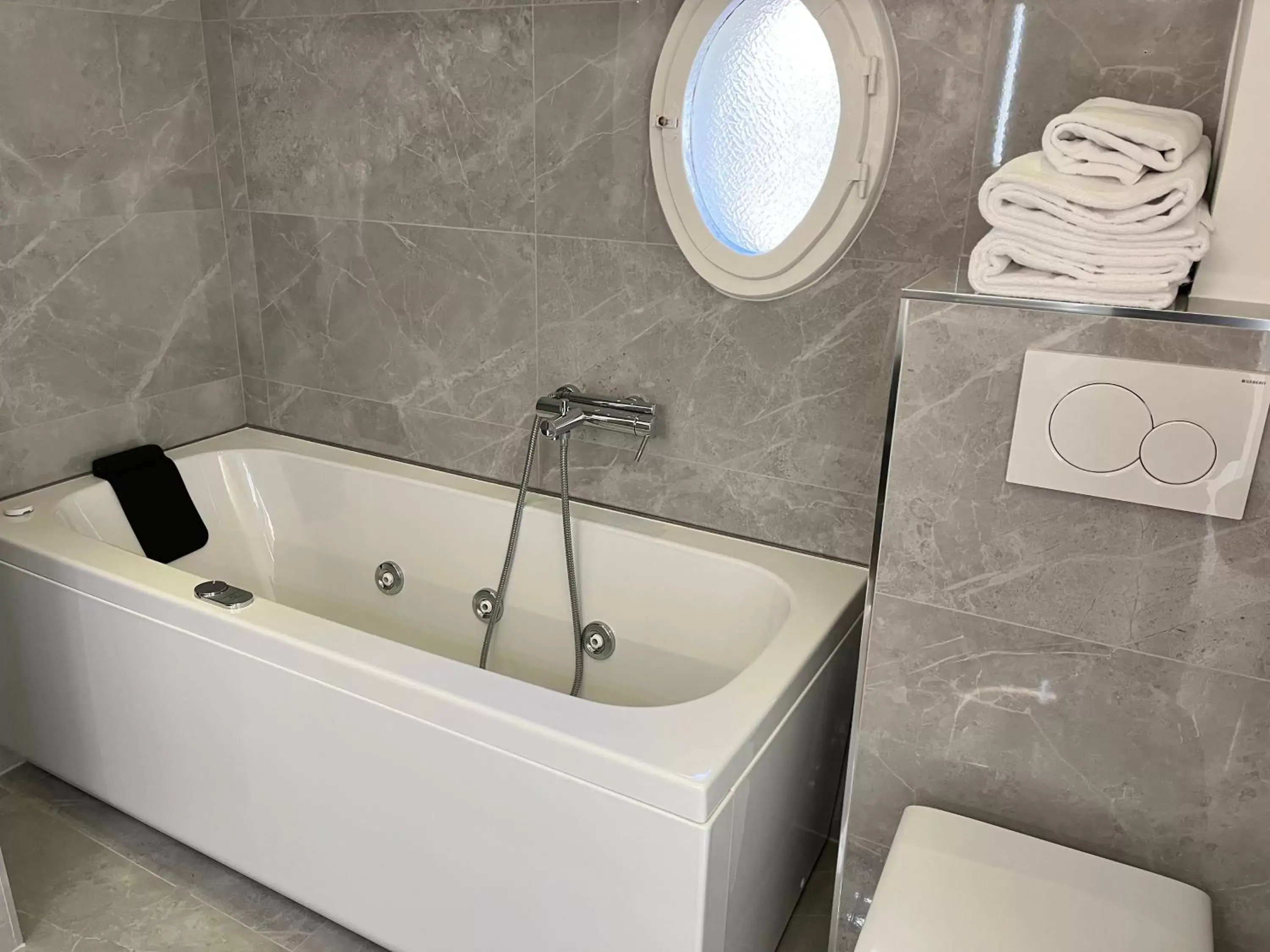 Hot Tub, Bathroom in Corte dei Sogni Boutique Hotel & spa