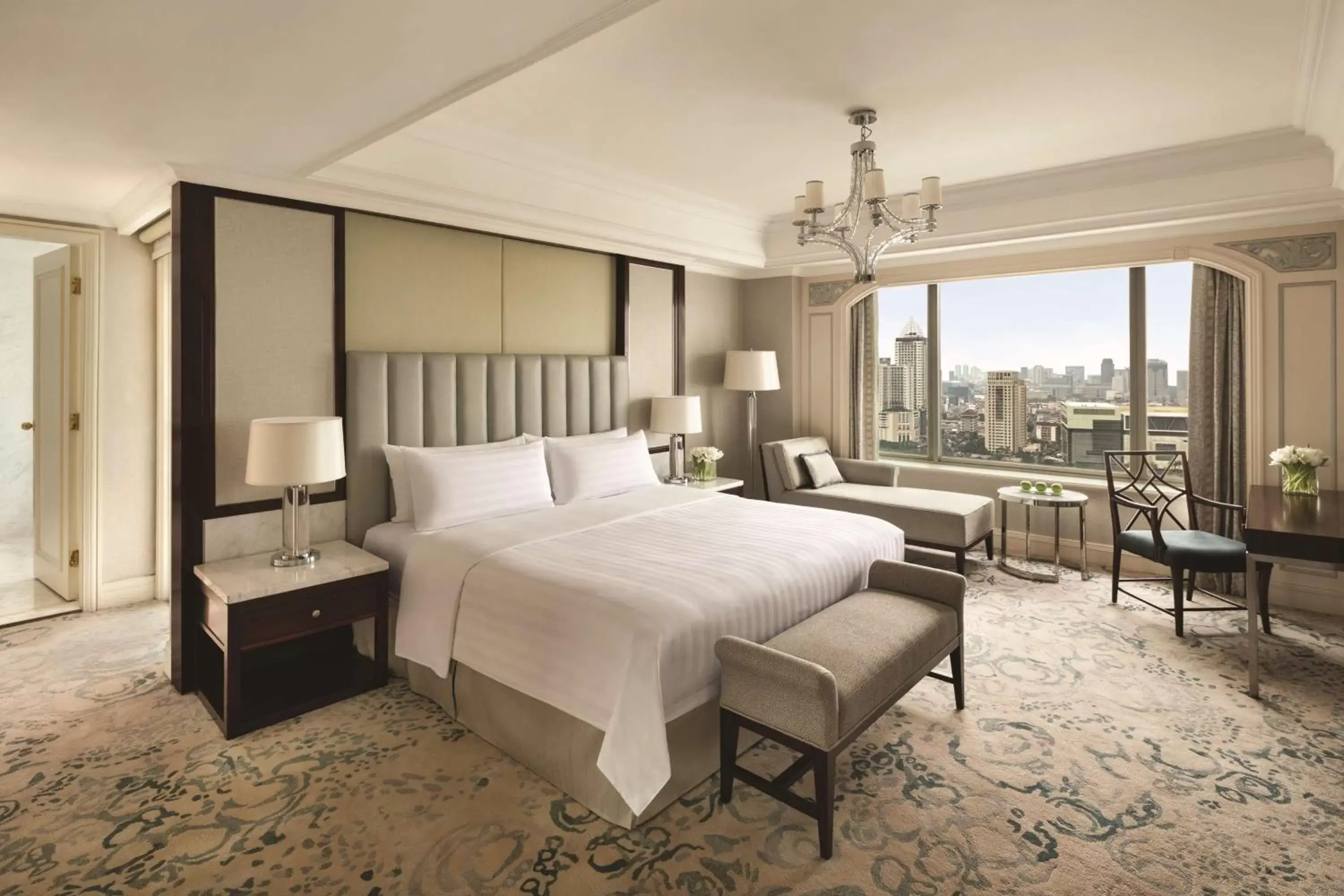 Photo of the whole room, Bed in Shangri-La Jakarta