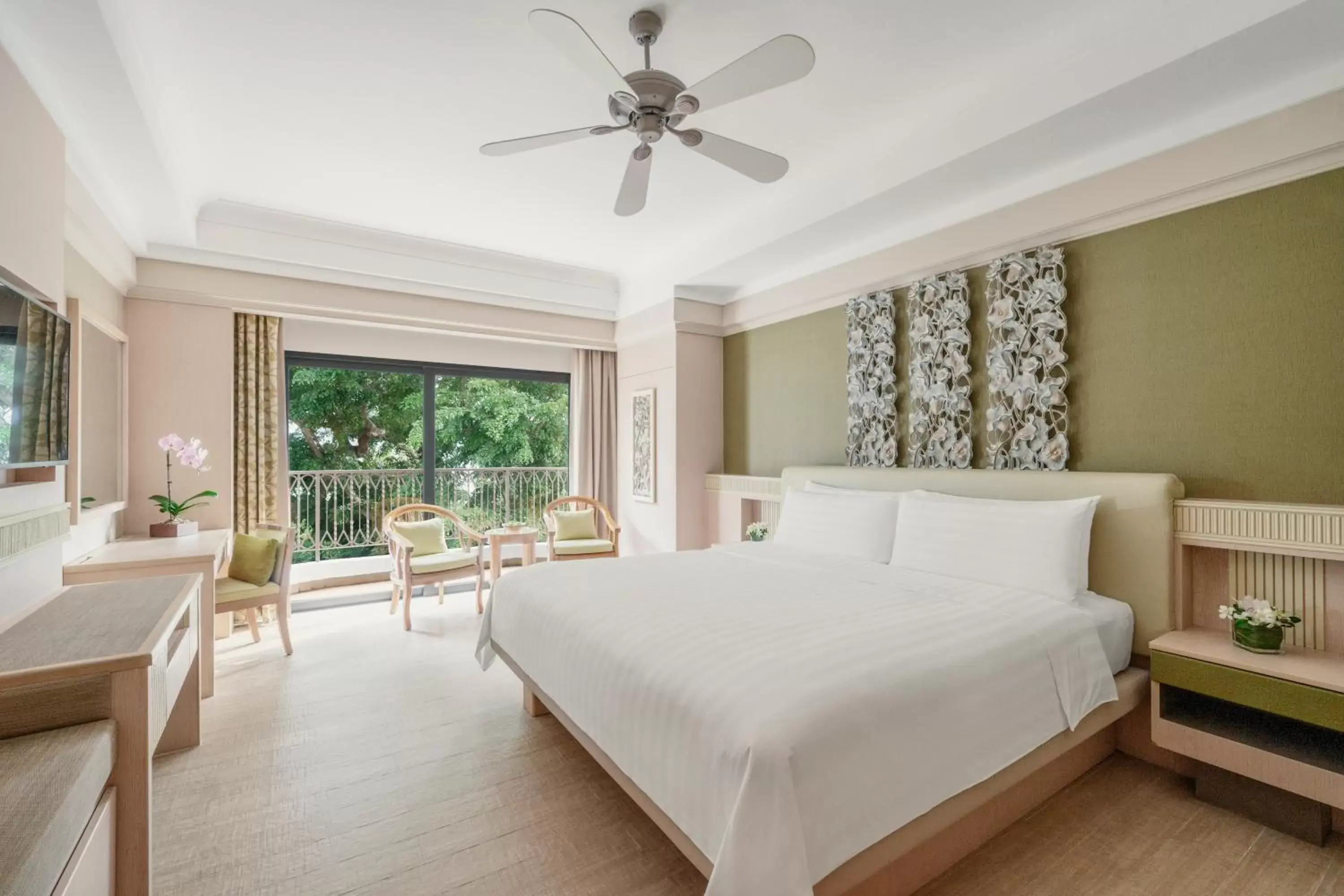 Bed in Shangri-La Rasa Sentosa, Singapore