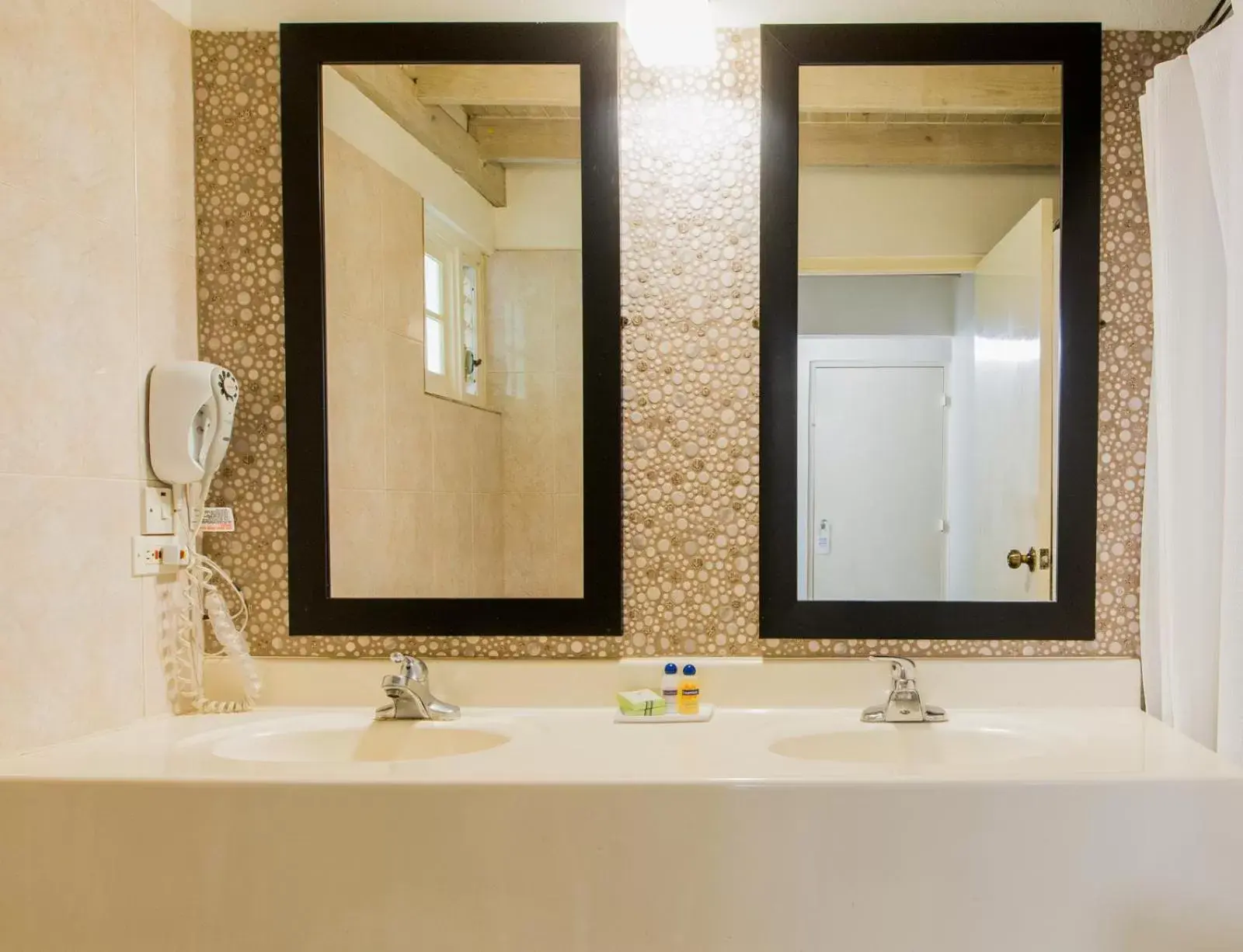 Bathroom in Altamont Court Hotel